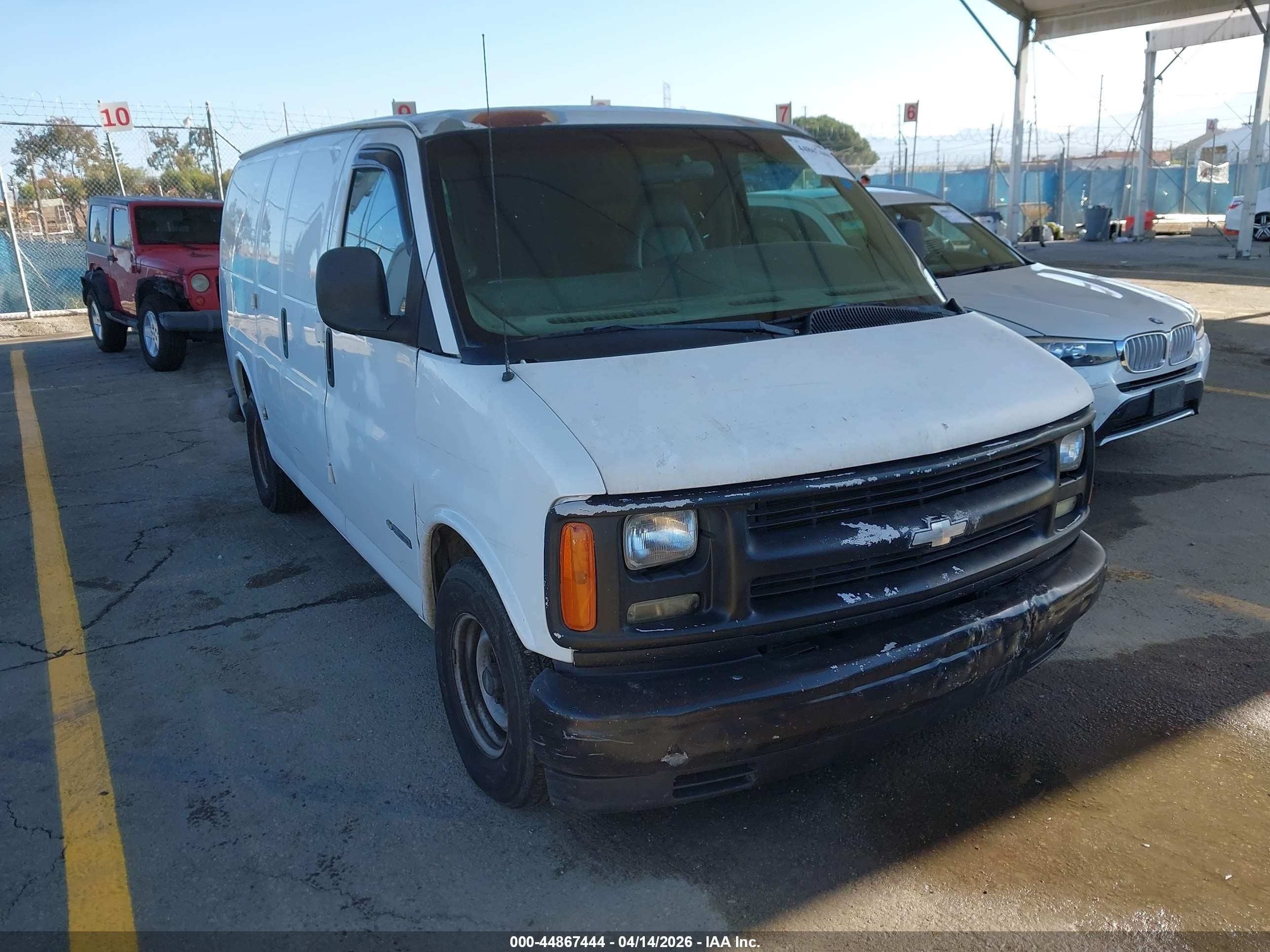 2002 Chevrolet Express   White vin: 1GCFG15W821195464