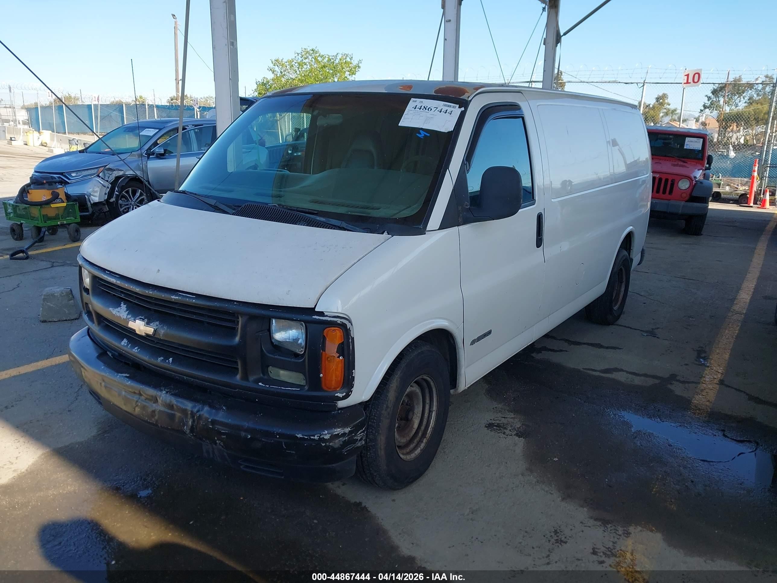 2002 Chevrolet Express White vin: 1GCFG15W821195464