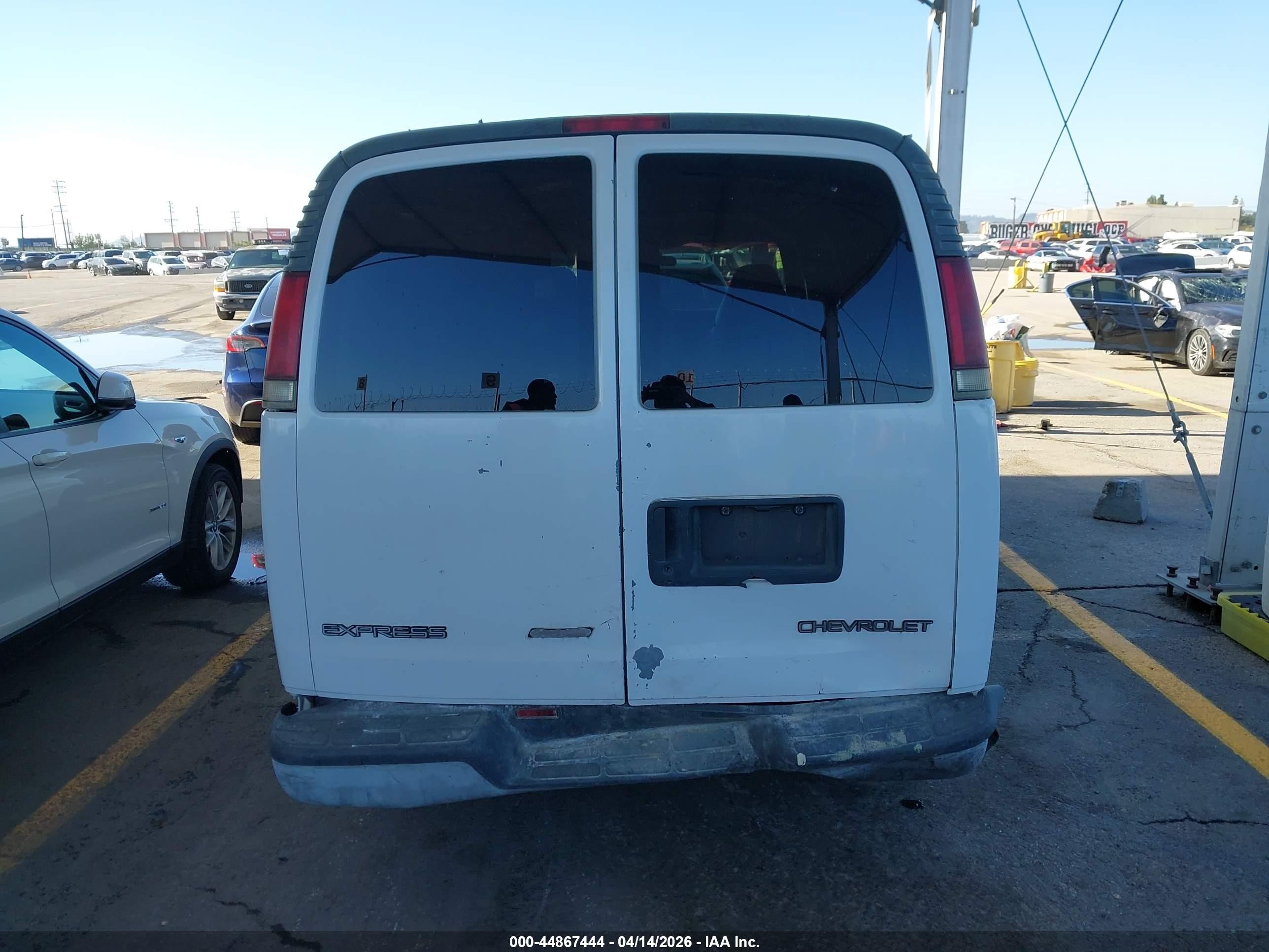 2002 Chevrolet Express White vin: 1GCFG15W821195464