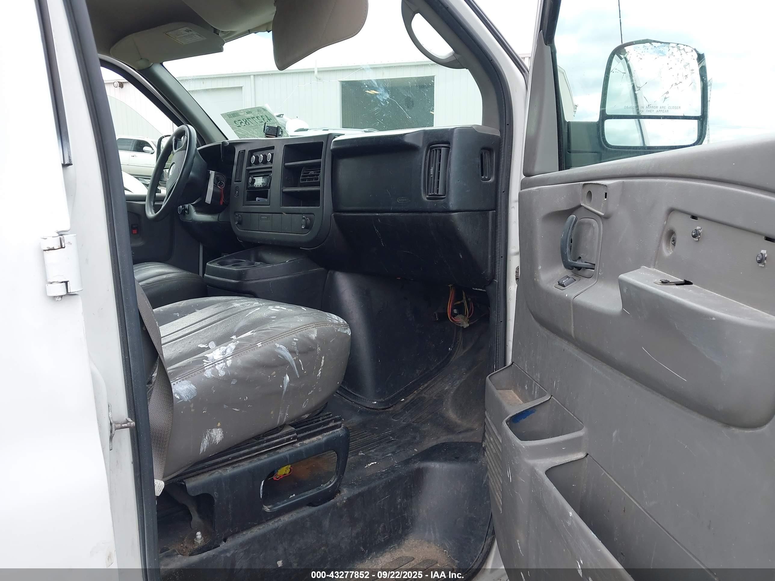 2008 Chevrolet Express Work Van White vin: 1GCFG15X081147748