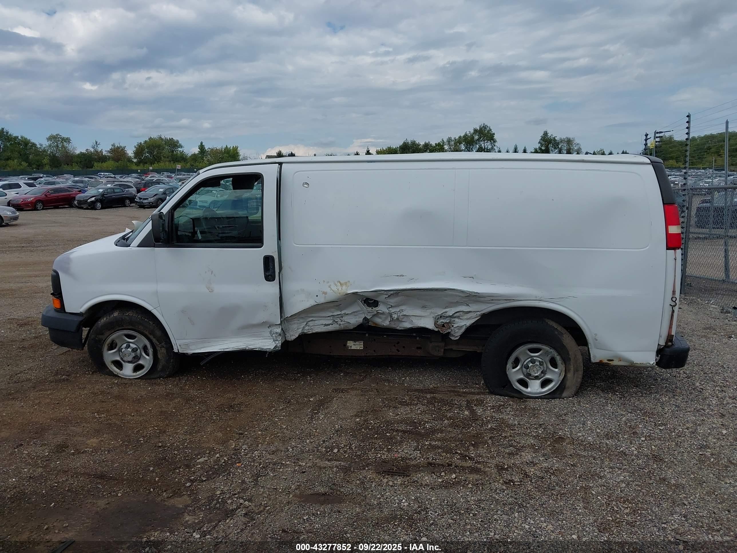 2008 Chevrolet Express Work Van White vin: 1GCFG15X081147748