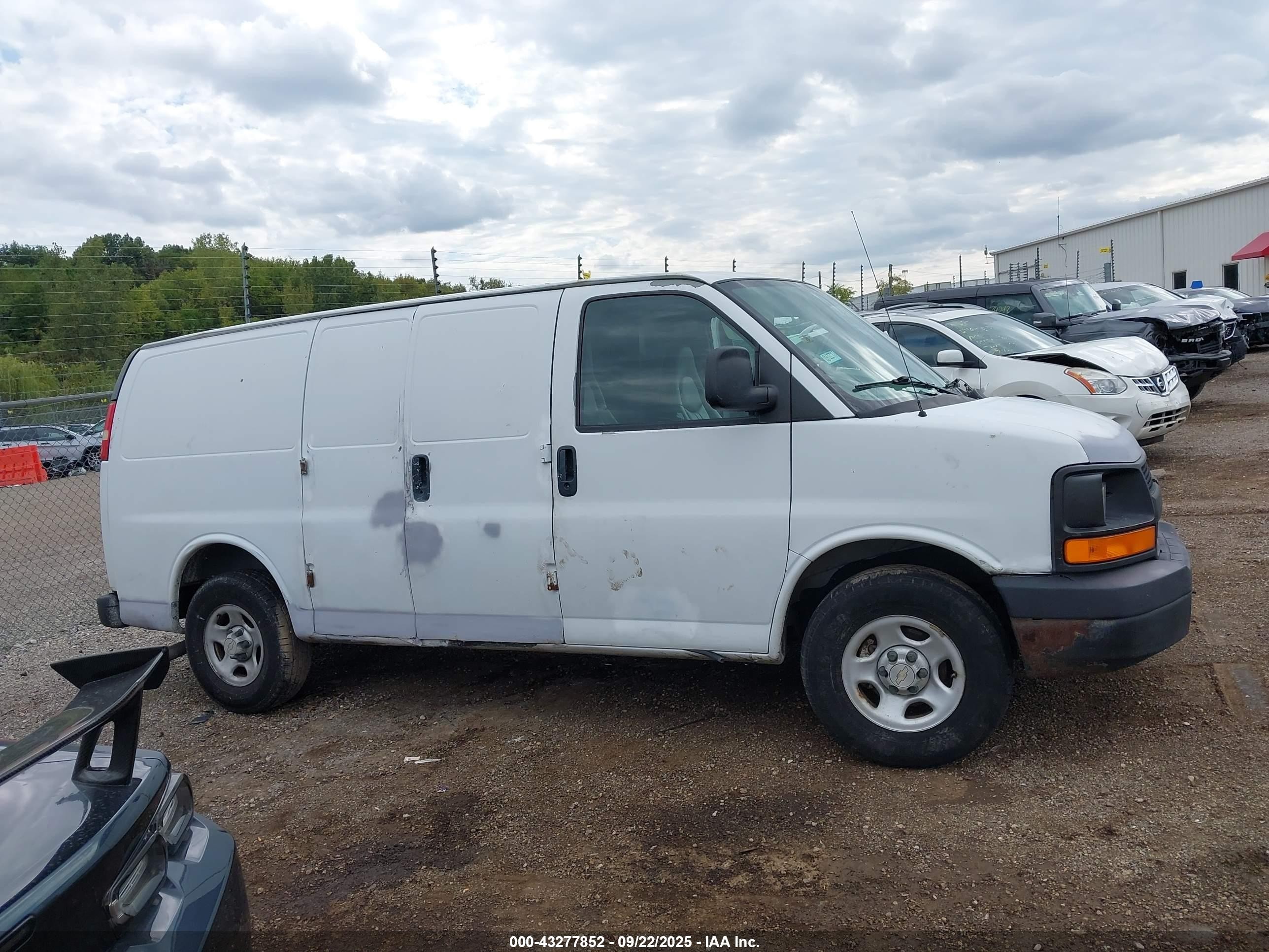 2008 Chevrolet Express Work Van White vin: 1GCFG15X081147748