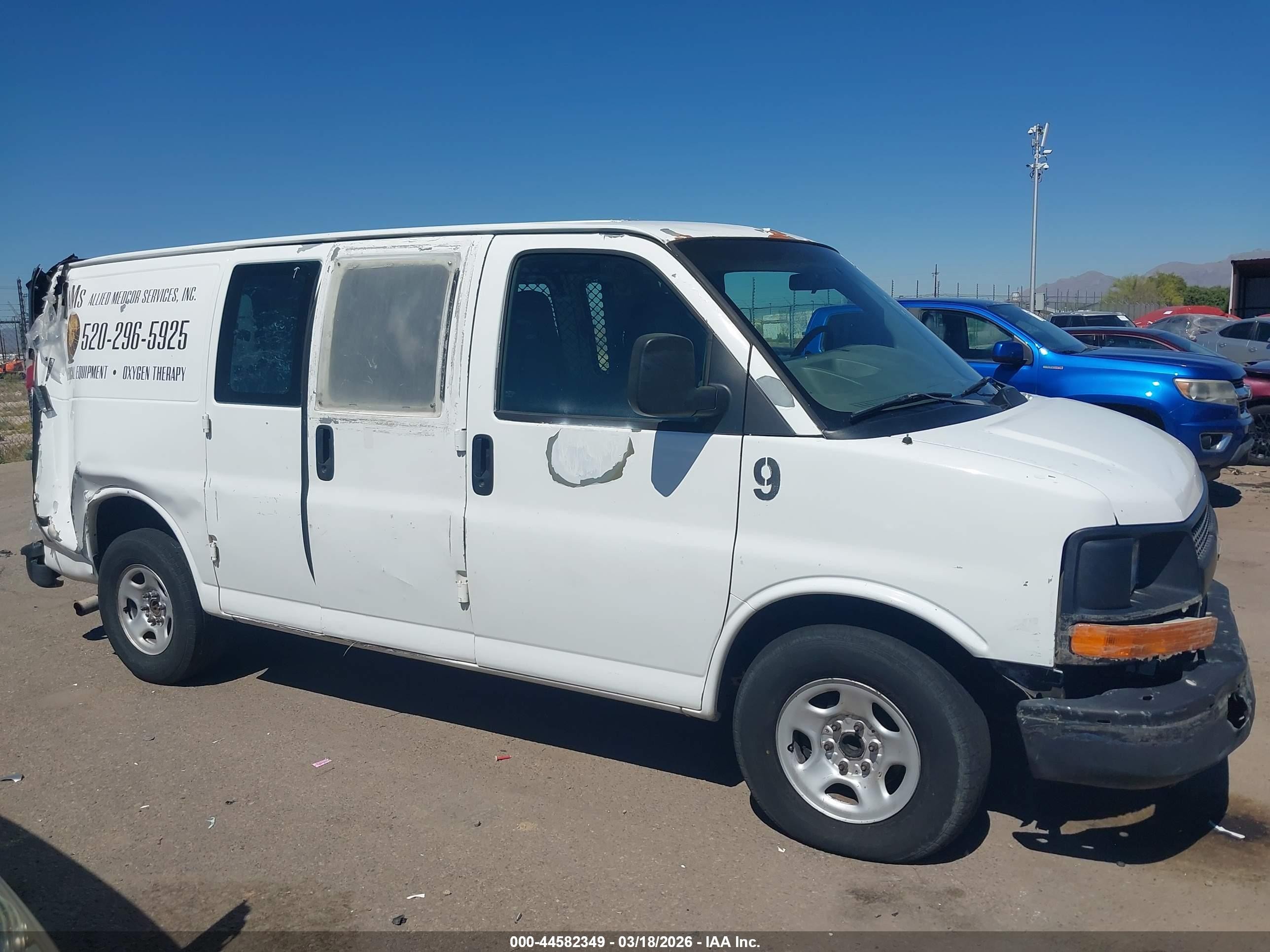 2004 Chevrolet Express   White vin: 1GCFG15X241161242
