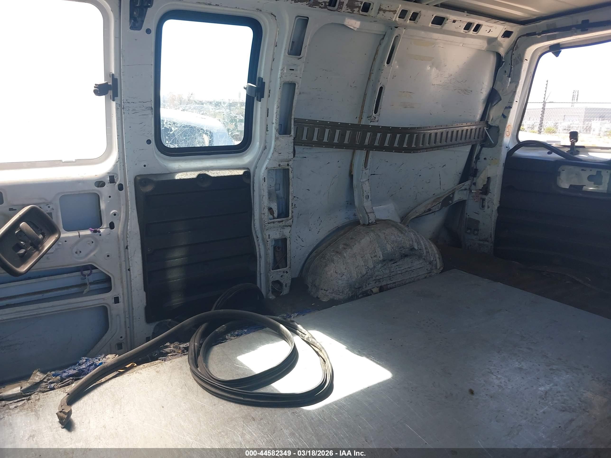 2004 Chevrolet Express   White vin: 1GCFG15X241161242
