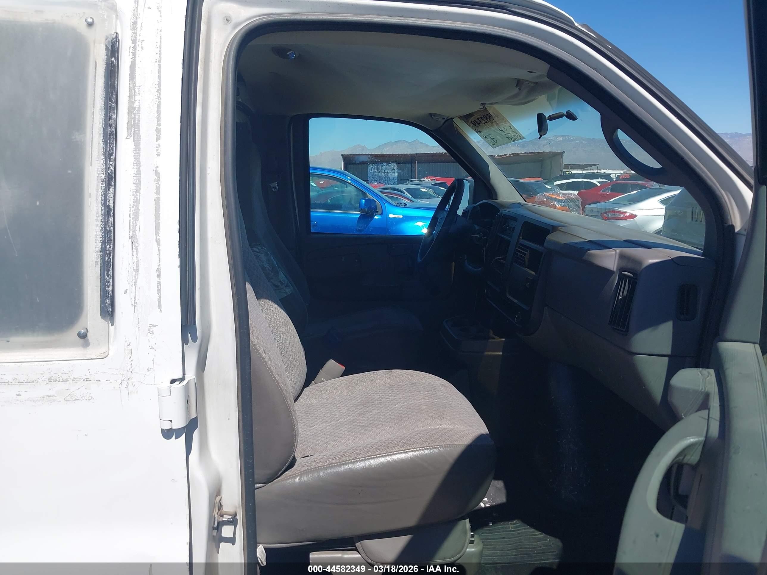 2004 Chevrolet Express   White vin: 1GCFG15X241161242