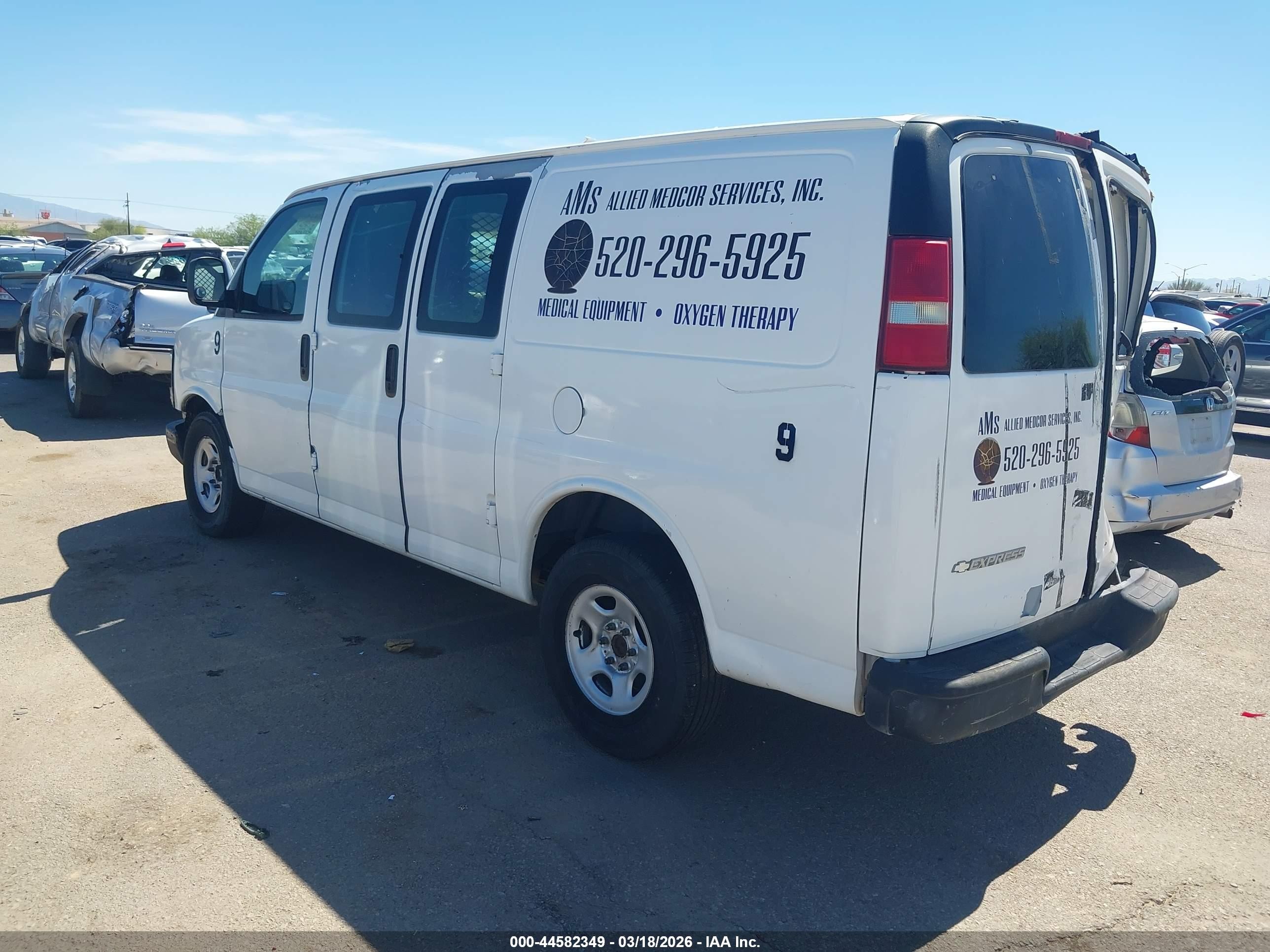 2004 Chevrolet Express   White vin: 1GCFG15X241161242