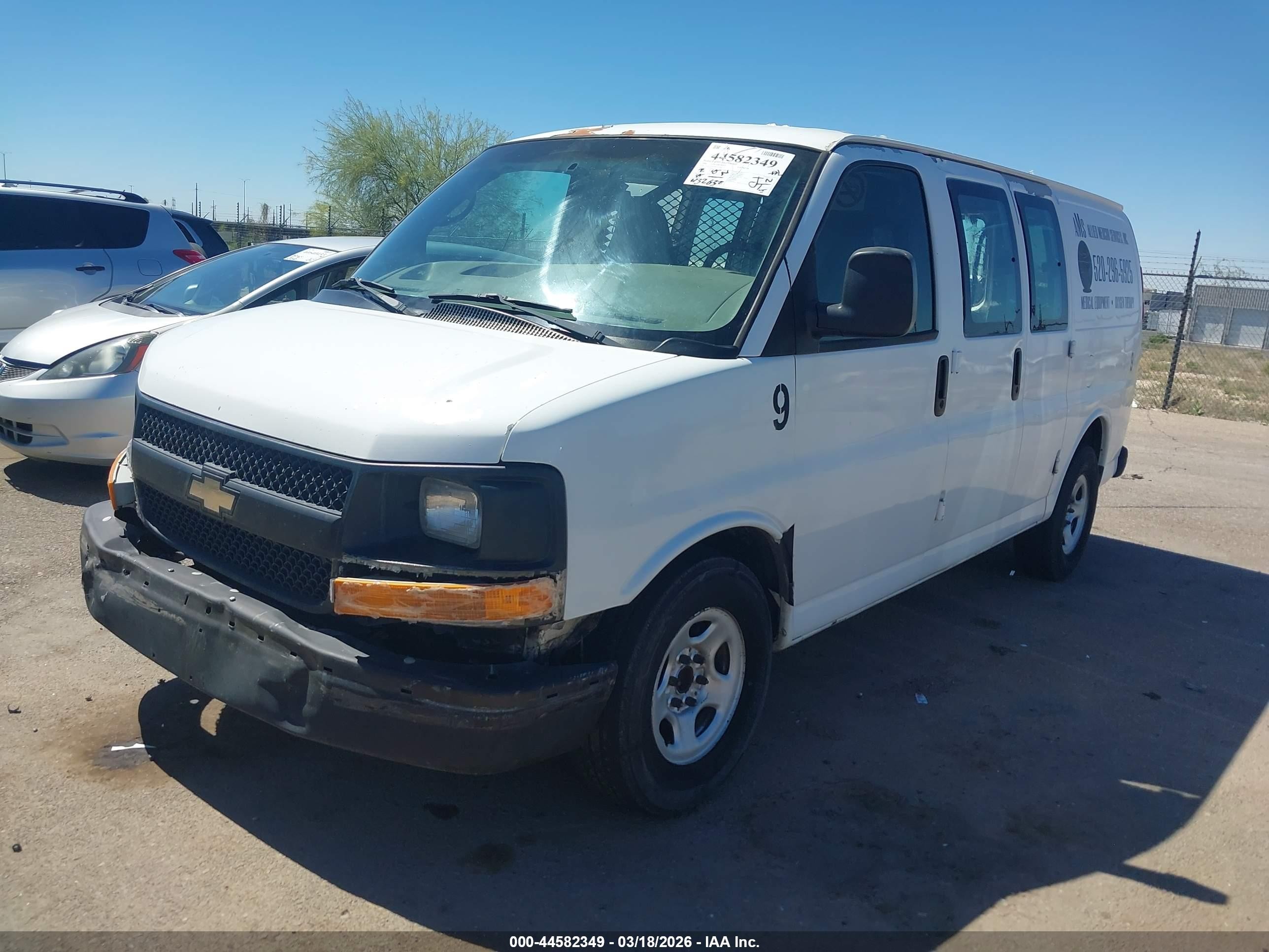 2004 Chevrolet Express   White vin: 1GCFG15X241161242
