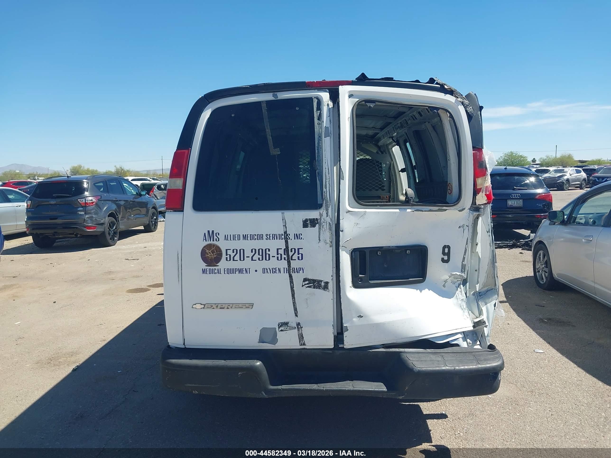 2004 Chevrolet Express   White vin: 1GCFG15X241161242