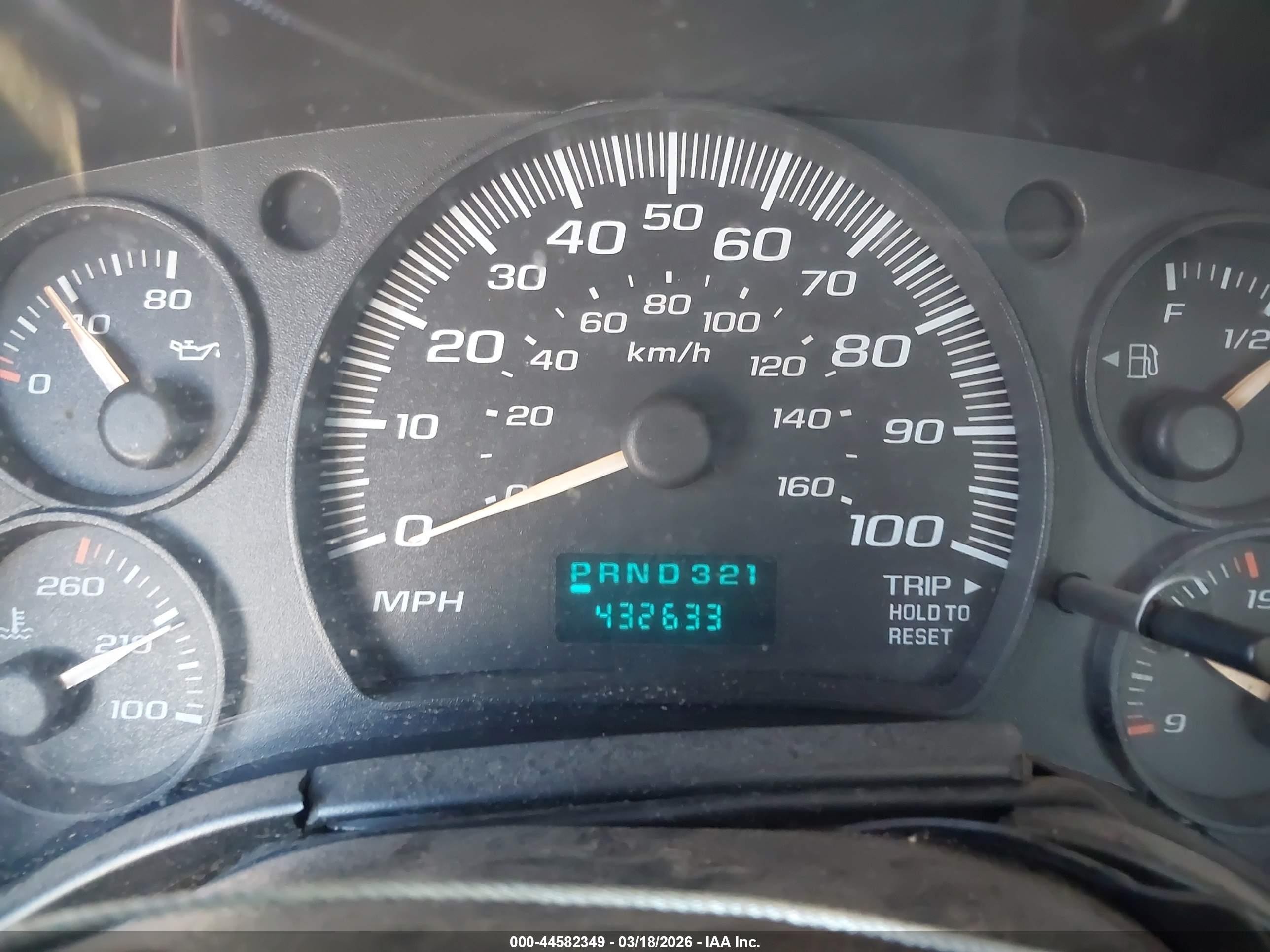 2004 Chevrolet Express   White vin: 1GCFG15X241161242
