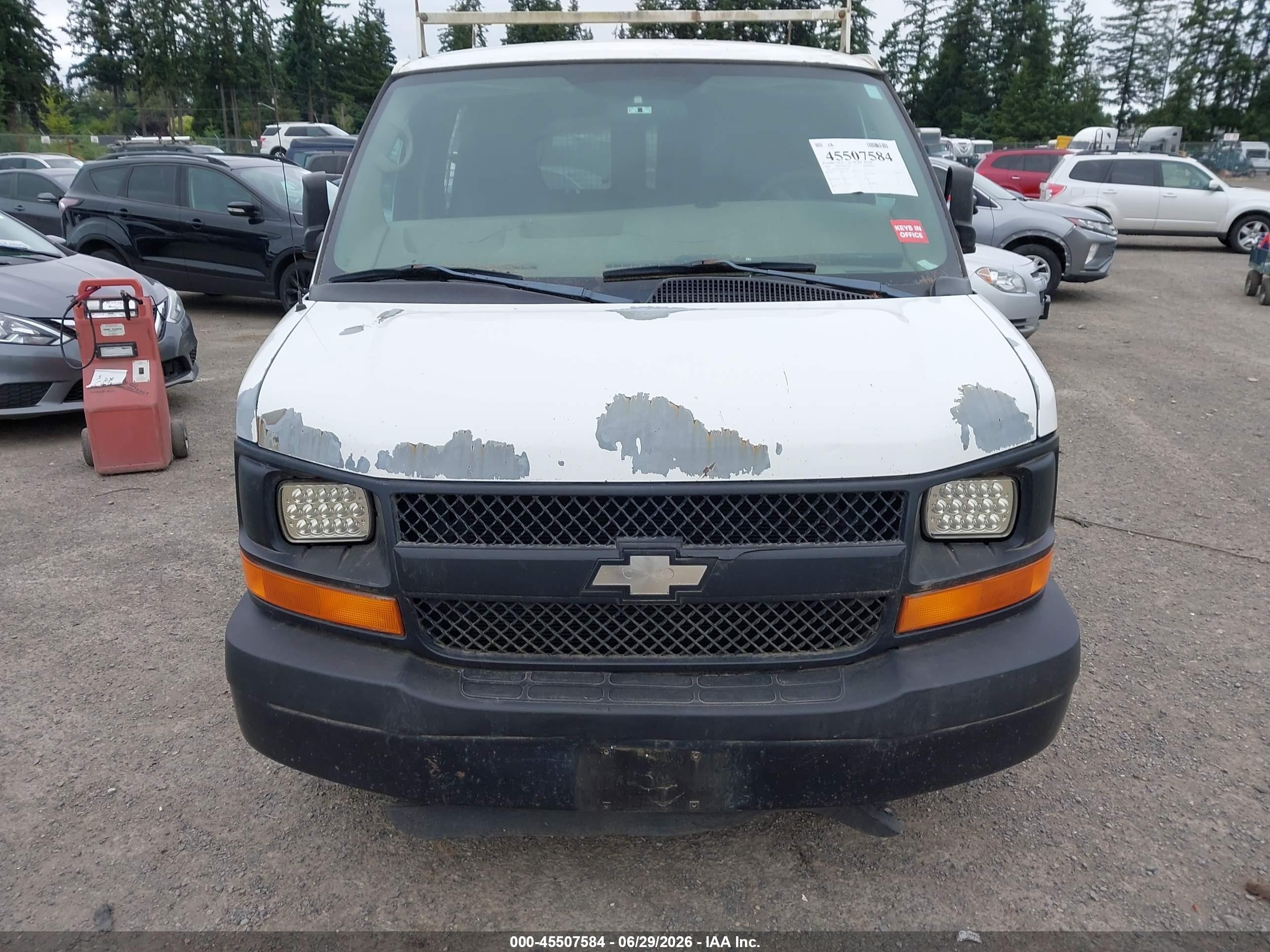 2004 Chevrolet Express   White vin: 1GCFG15X241215123