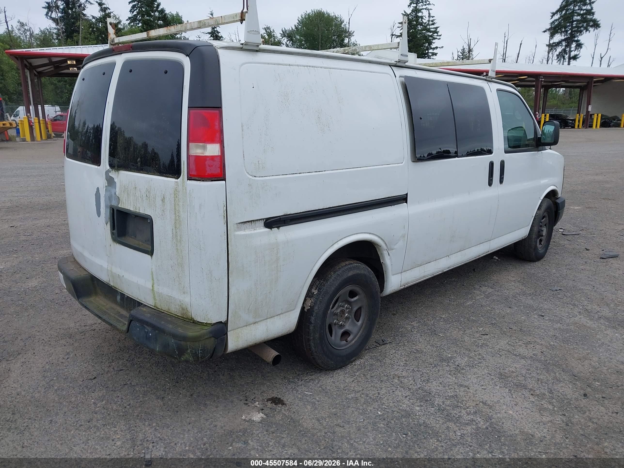 2004 Chevrolet Express   White vin: 1GCFG15X241215123