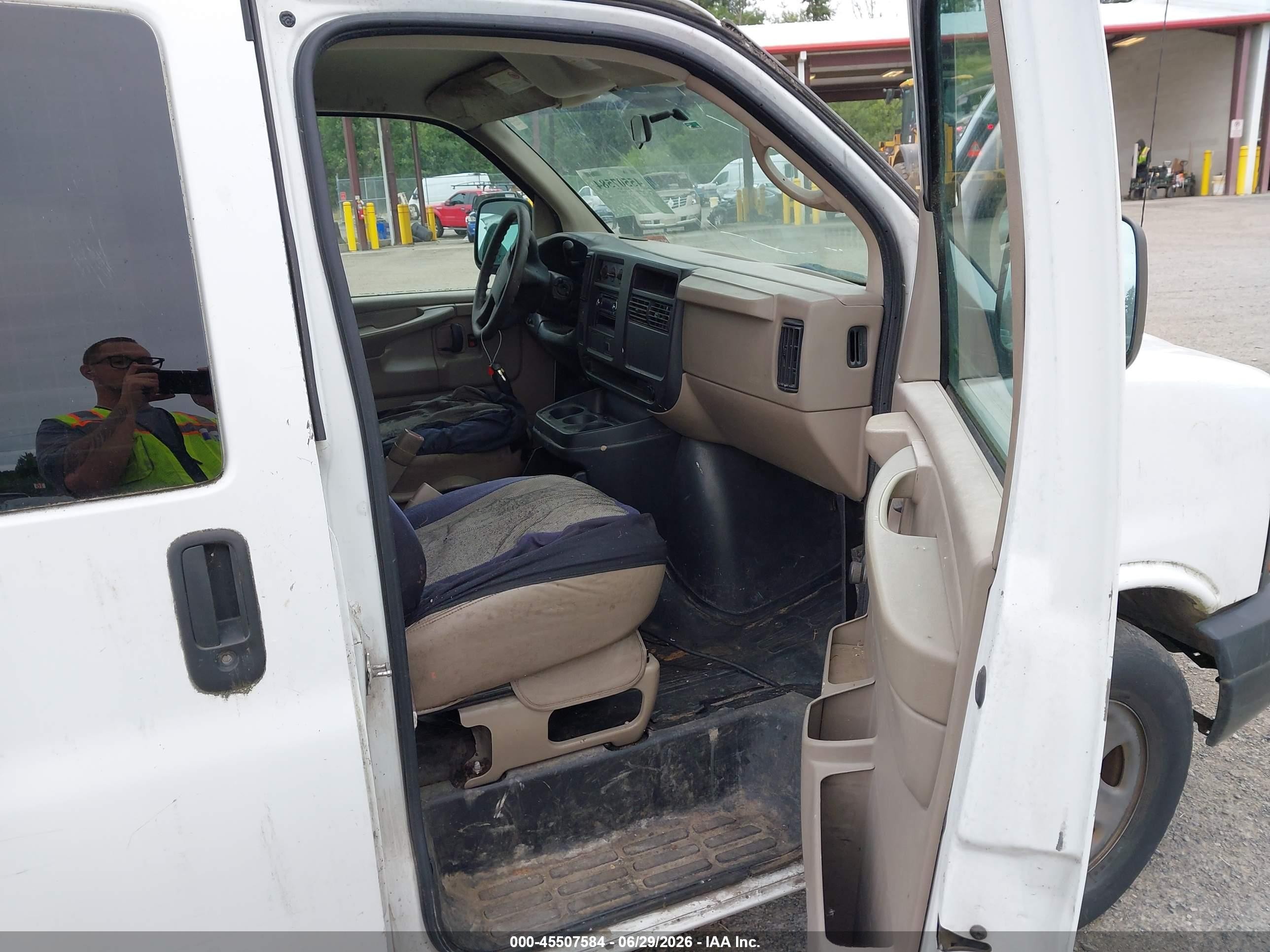 2004 Chevrolet Express   White vin: 1GCFG15X241215123