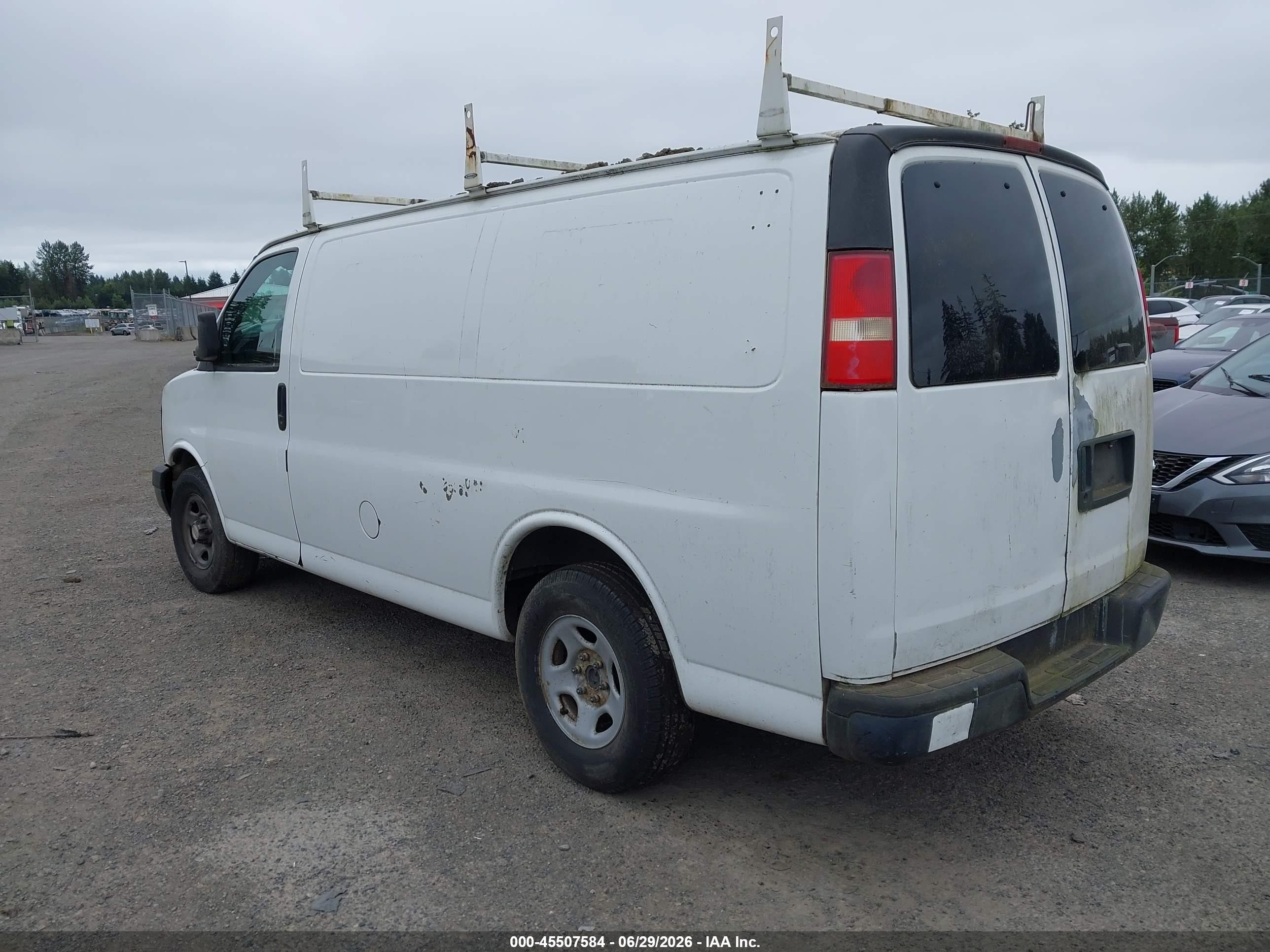 2004 Chevrolet Express   White vin: 1GCFG15X241215123