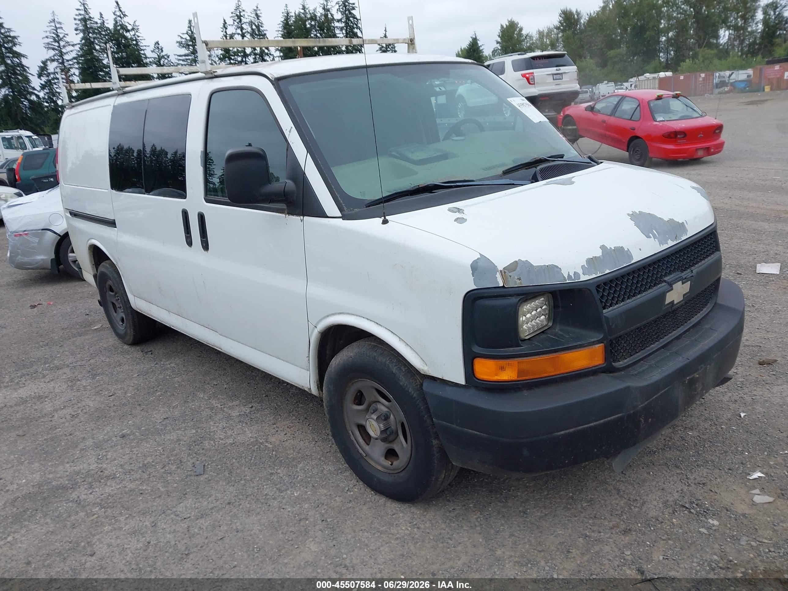2004 Chevrolet Express   Белый vin: 1GCFG15X241215123