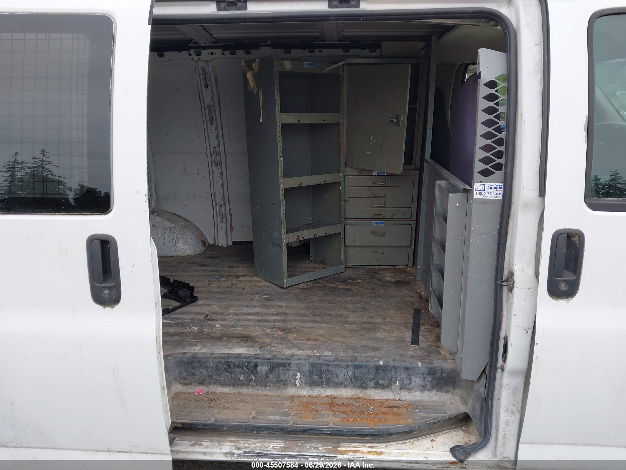 2004 Chevrolet Express   White vin: 1GCFG15X241215123