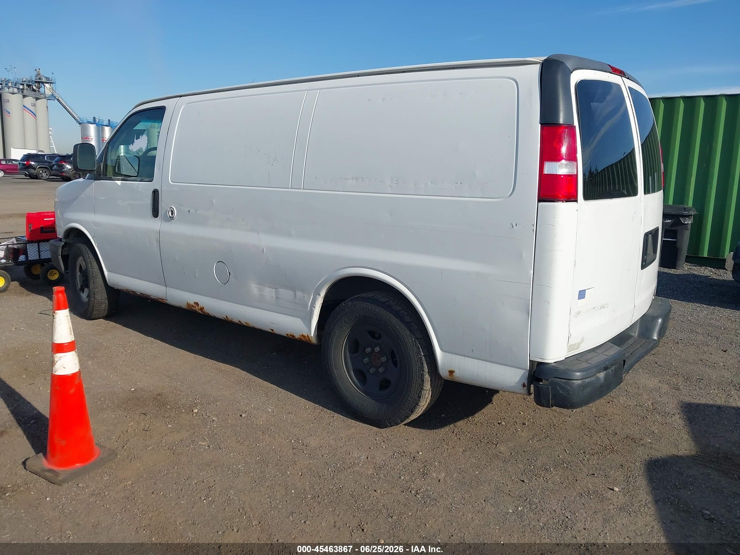 2007 Chevrolet Express Work Van White vin: 1GCFG15X271220911