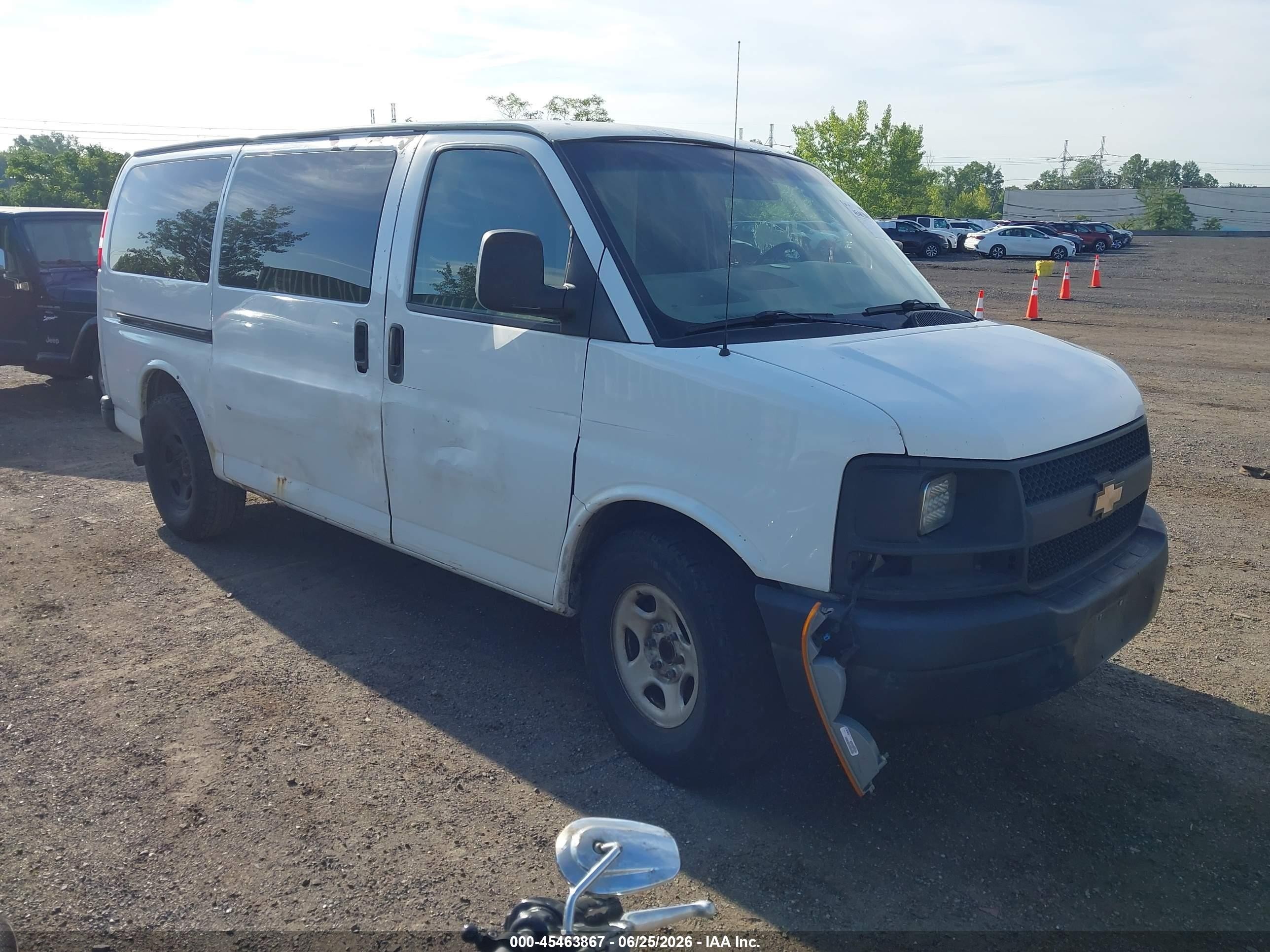 2007 Chevrolet Express Work Van White vin: 1GCFG15X271220911