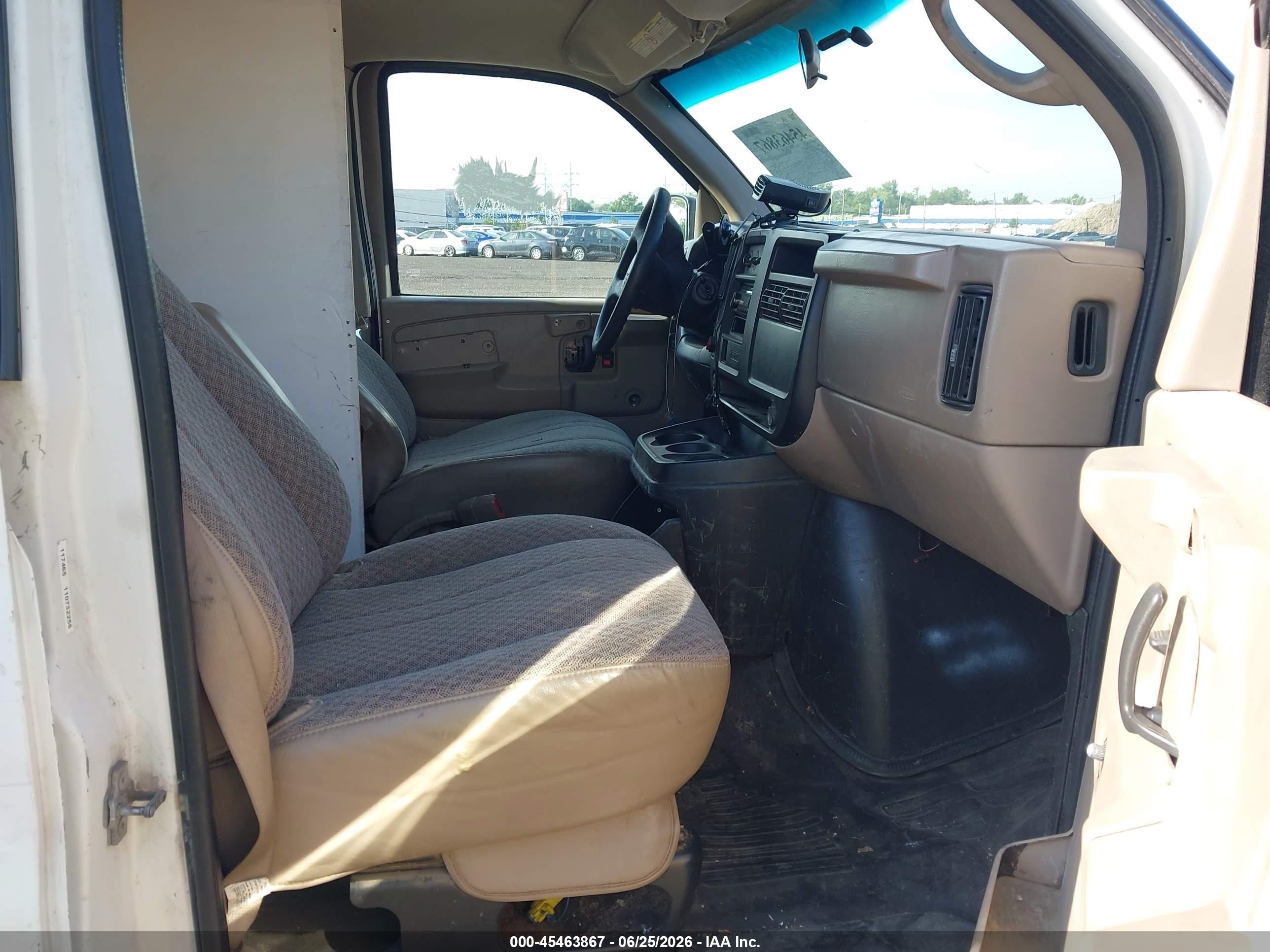 2007 Chevrolet Express Work Van White vin: 1GCFG15X271220911