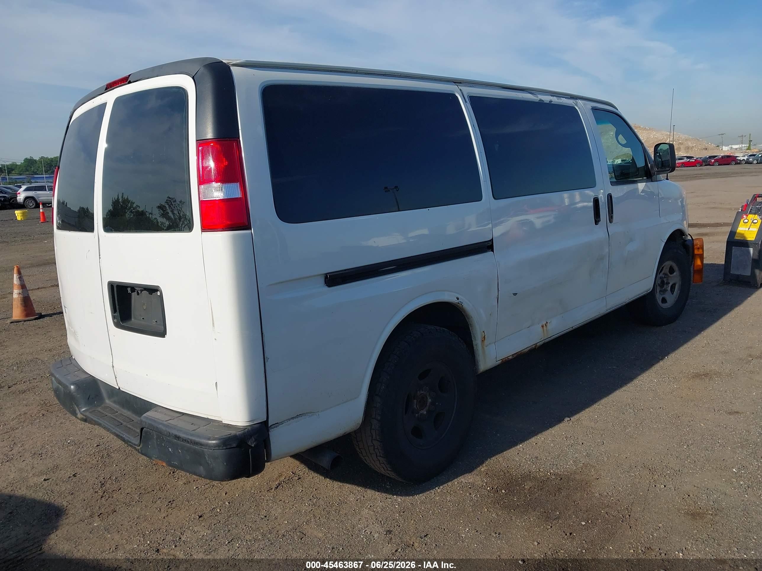2007 Chevrolet Express Work Van White vin: 1GCFG15X271220911
