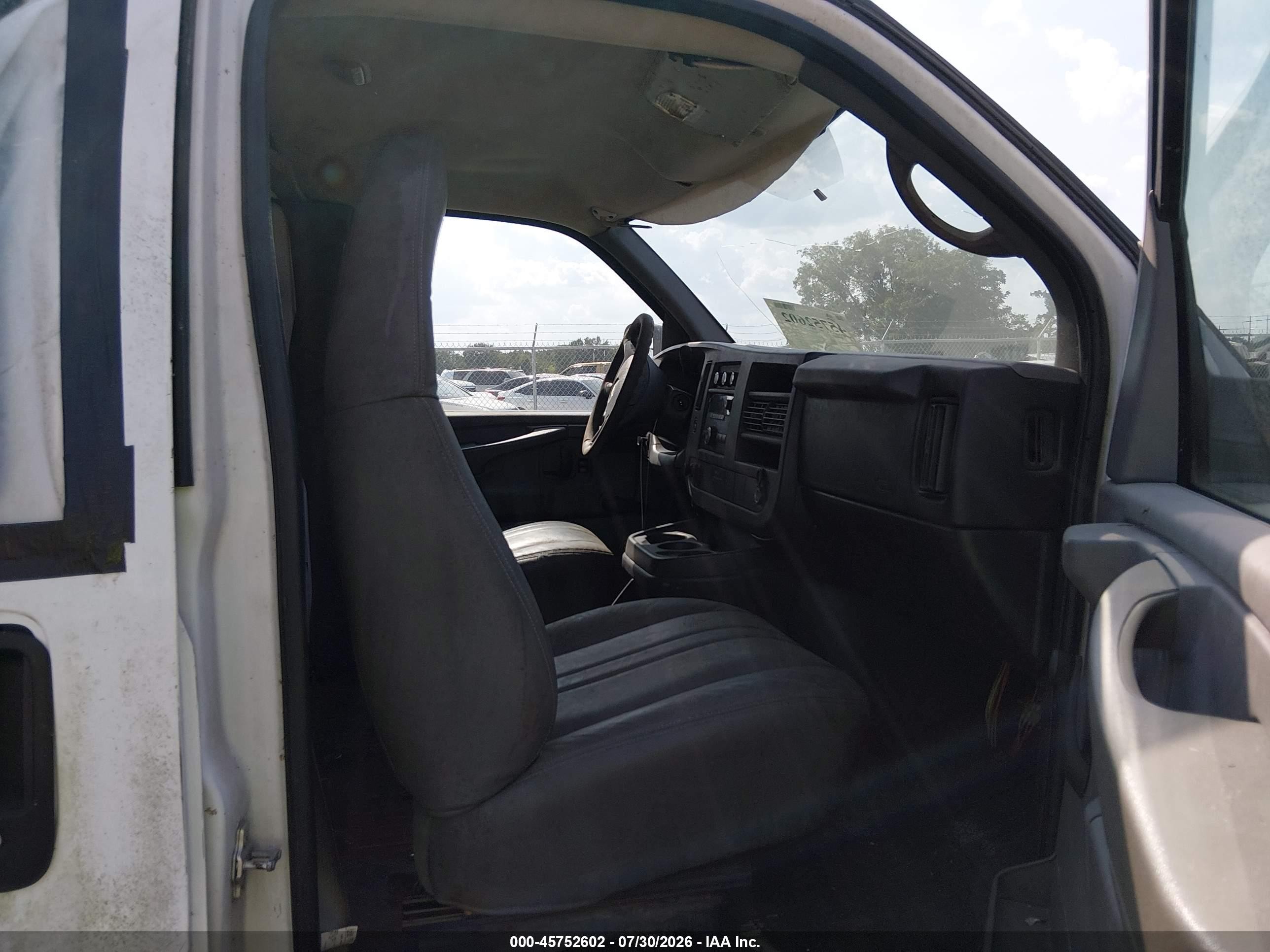 2008 Chevrolet Express Work Van White vin: 1GCFG15X281219811