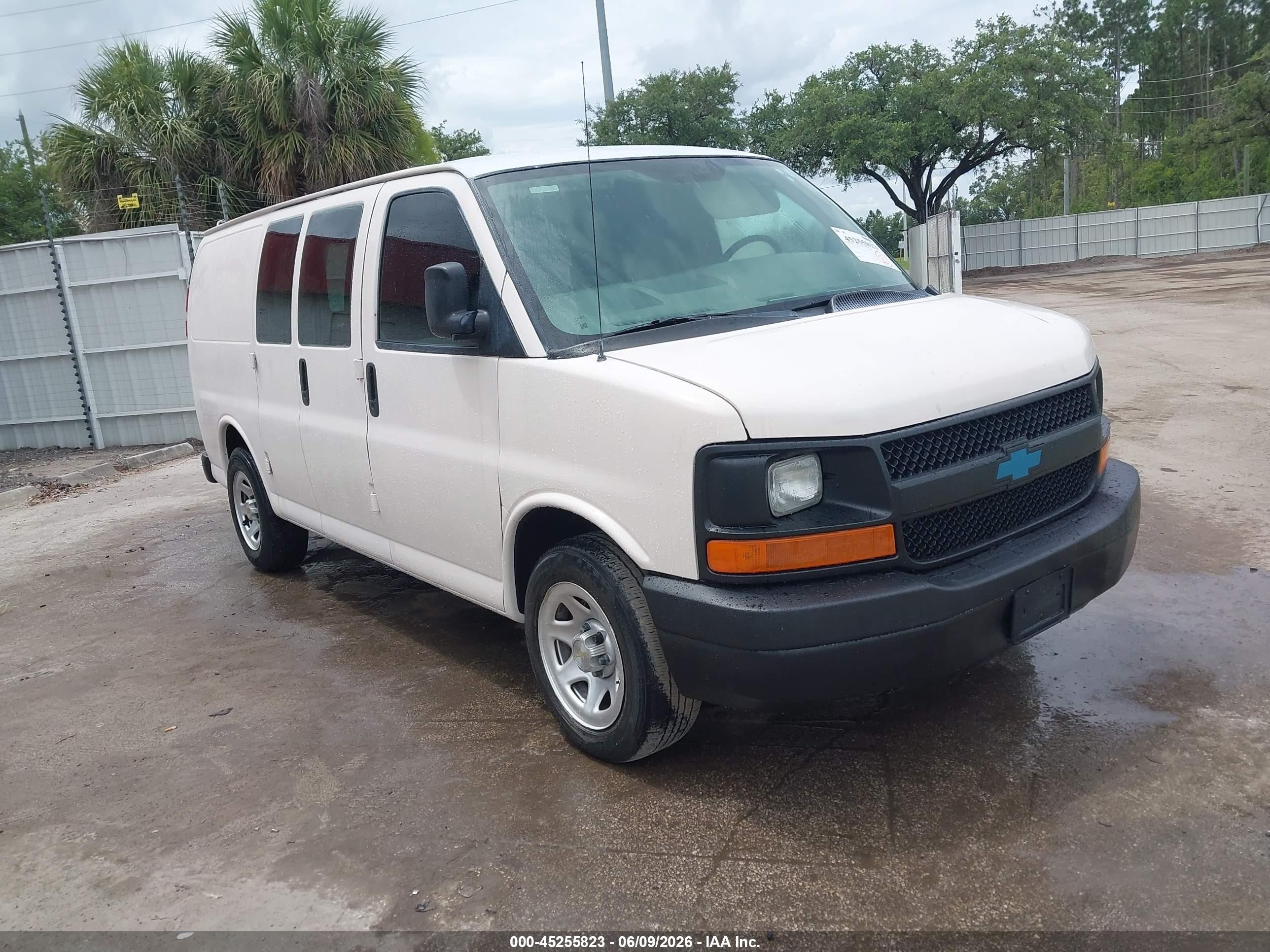 2006 Chevrolet Express Work Van Белый vin: 1GCFG15X361237182