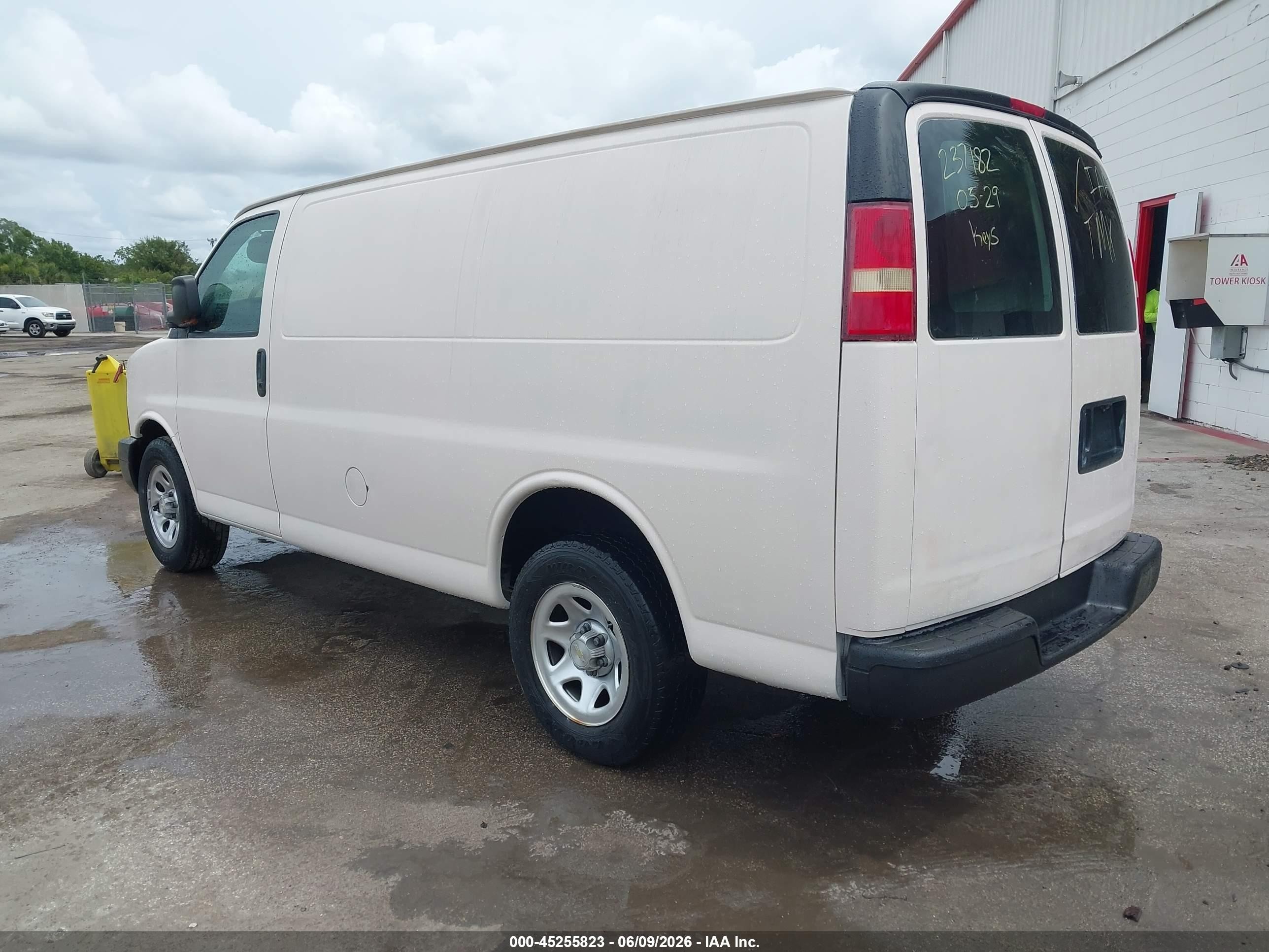 2006 Chevrolet Express Work Van White vin: 1GCFG15X361237182