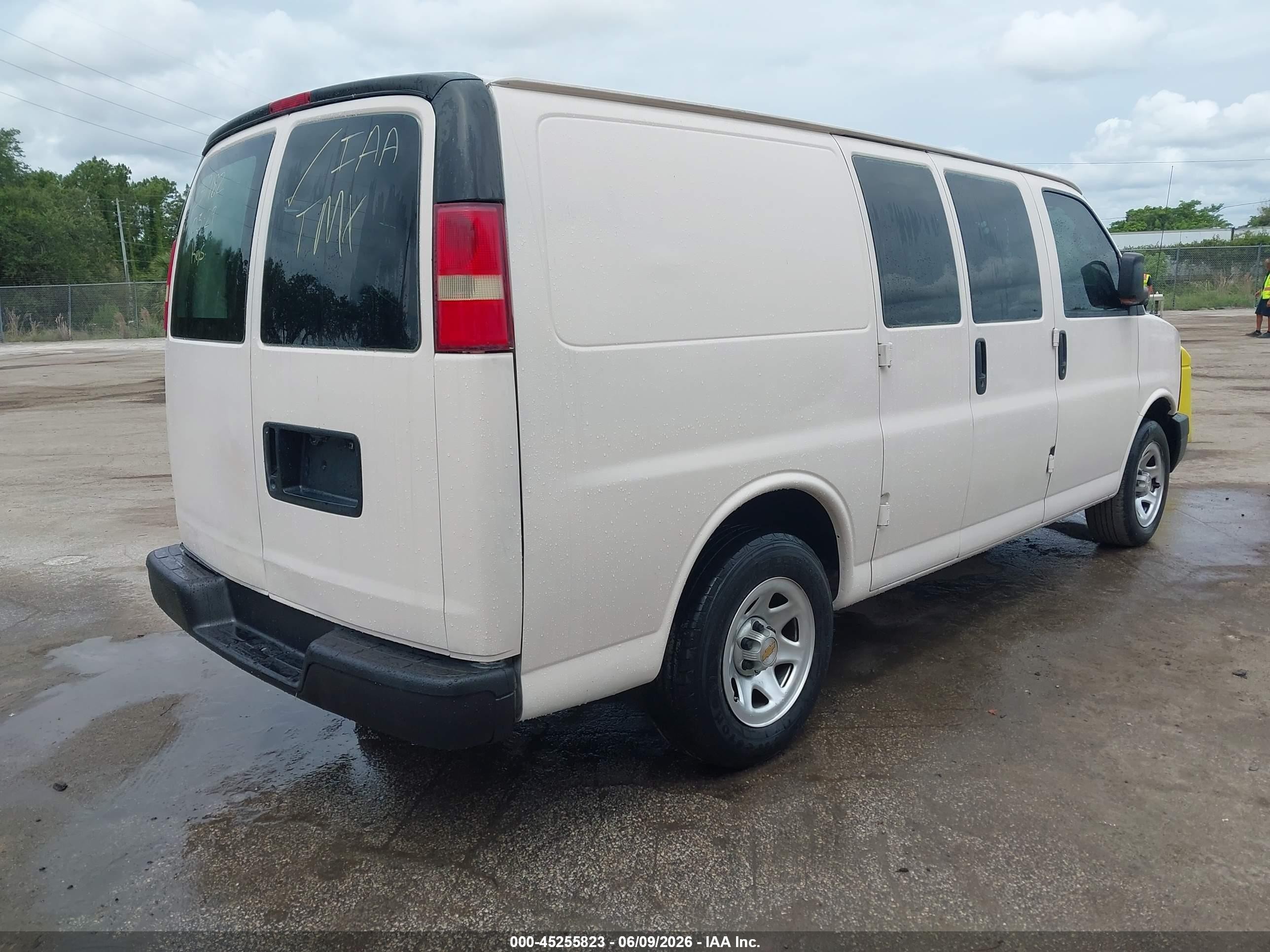 2006 Chevrolet Express Work Van White vin: 1GCFG15X361237182