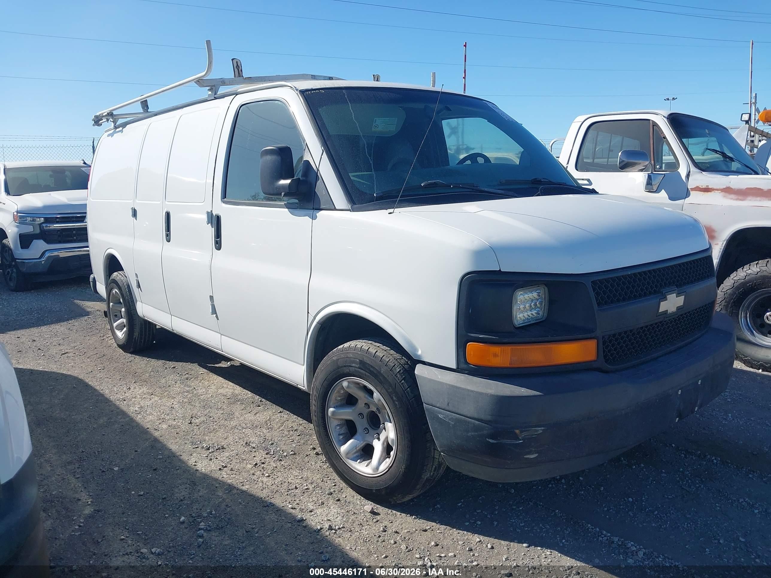 2004 Chevrolet Express   White vin: 1GCFG15X441106579
