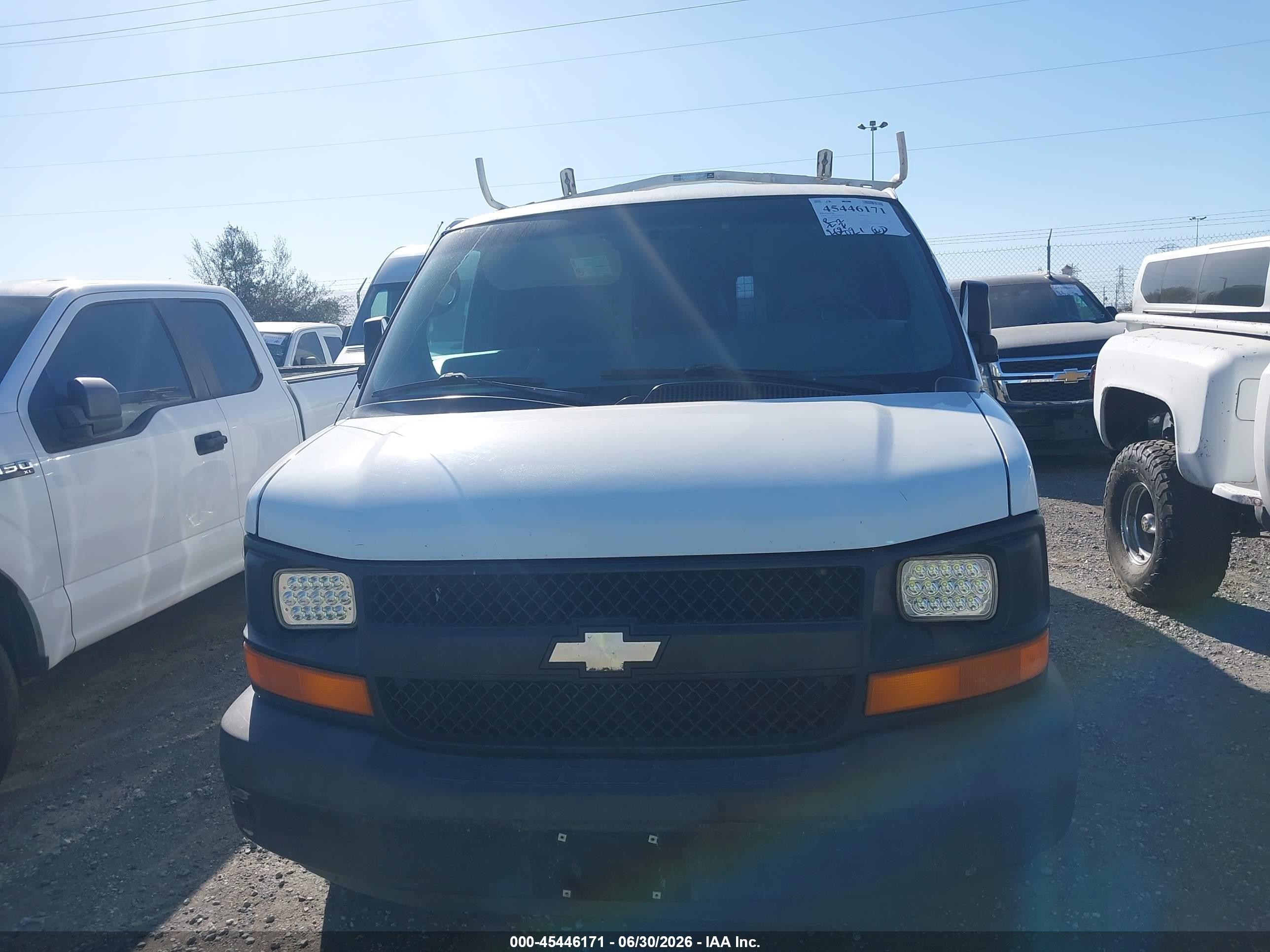 2004 Chevrolet Express   White vin: 1GCFG15X441106579