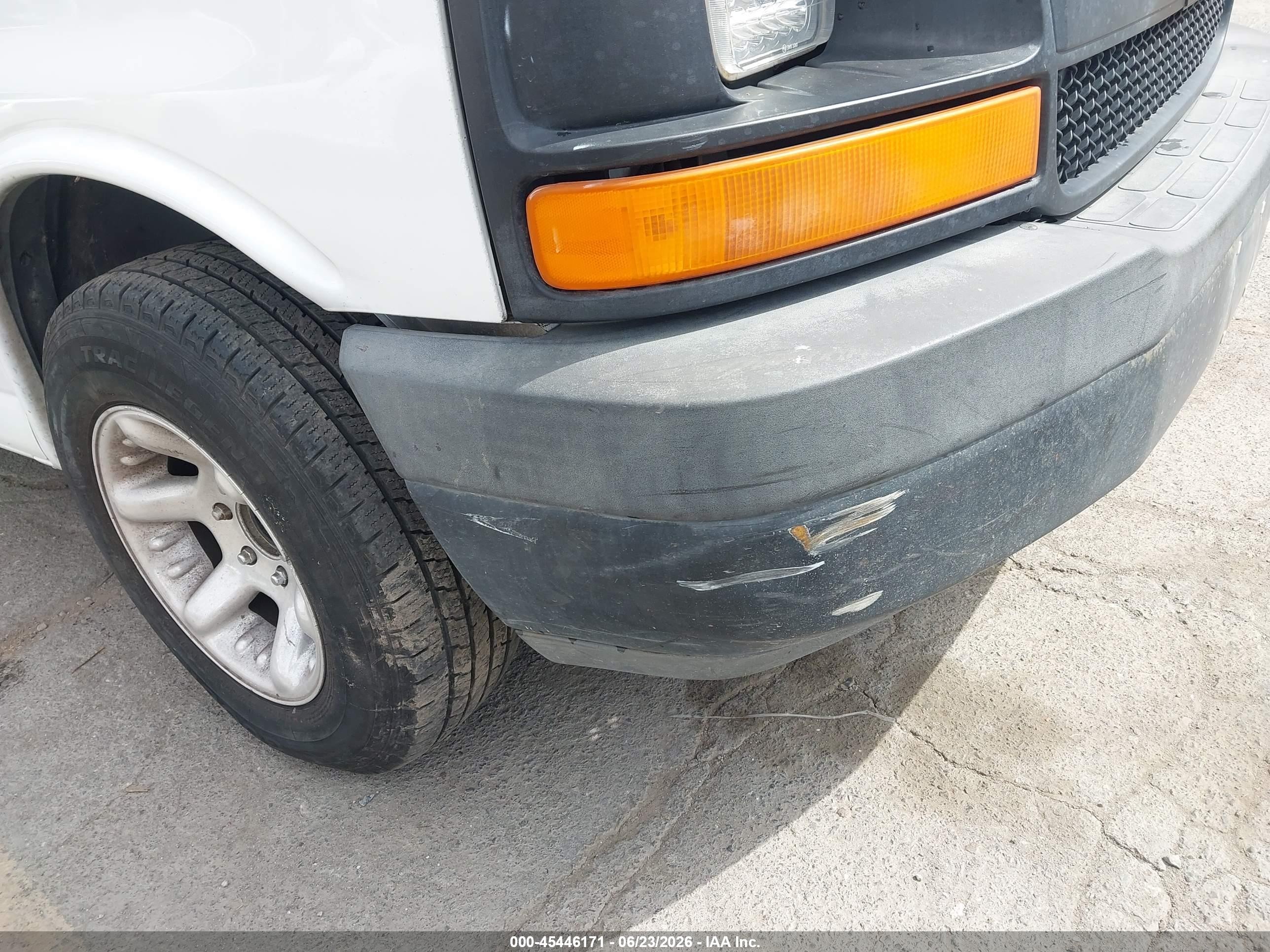 2004 Chevrolet Express   White vin: 1GCFG15X441106579