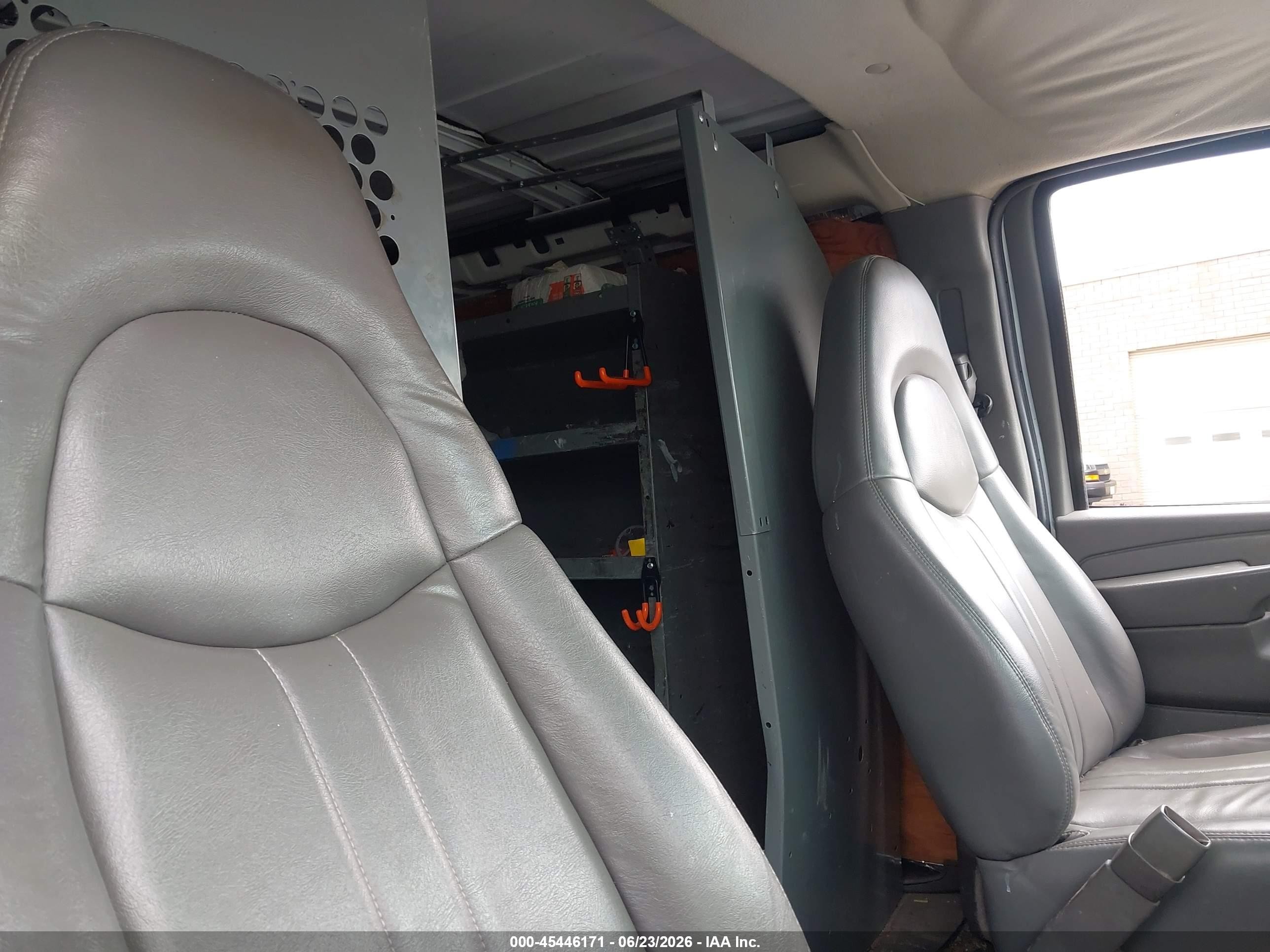 2004 Chevrolet Express   White vin: 1GCFG15X441106579