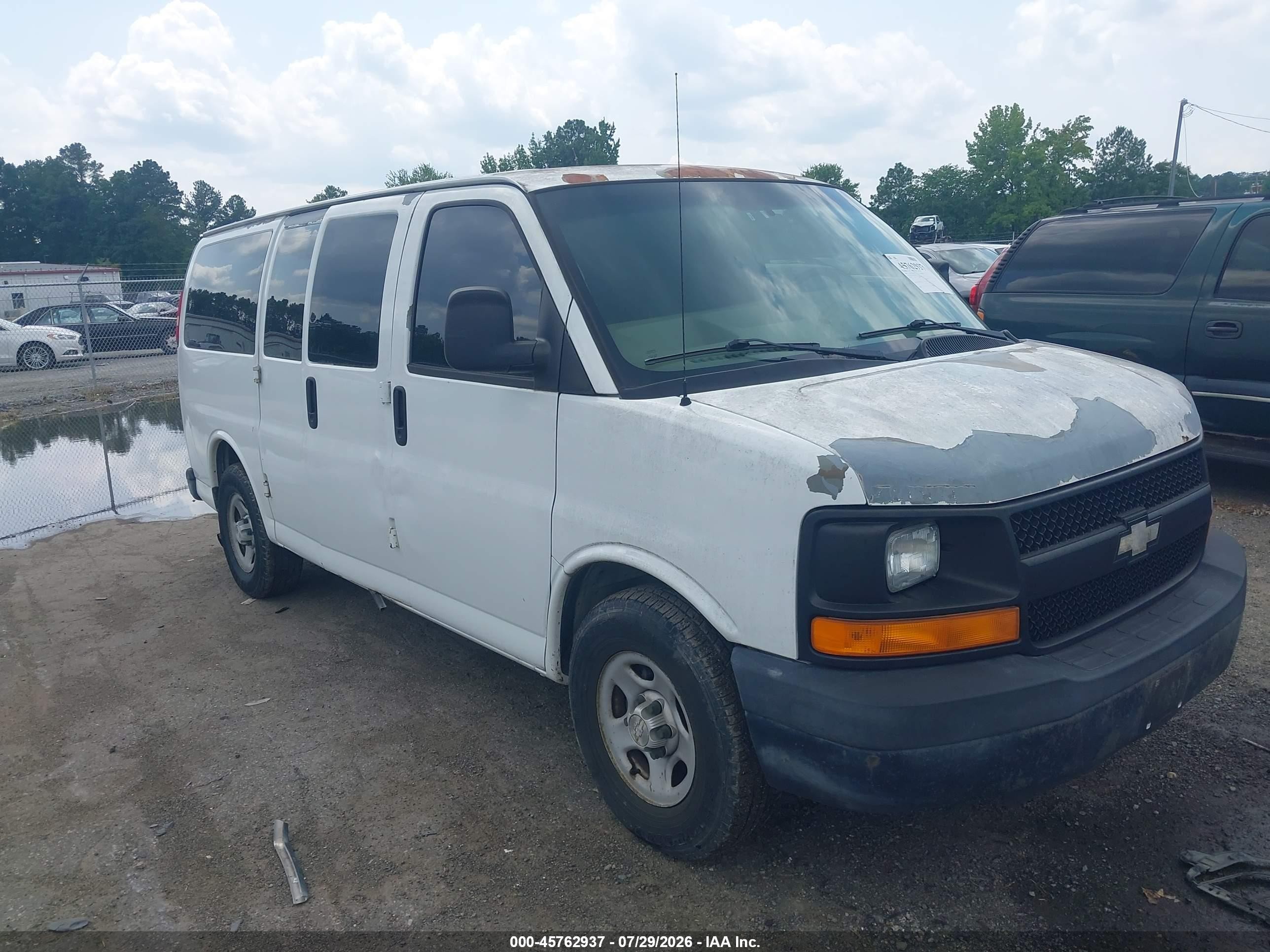 2008 Chevrolet Express Work Van White vin: 1GCFG15X581220709