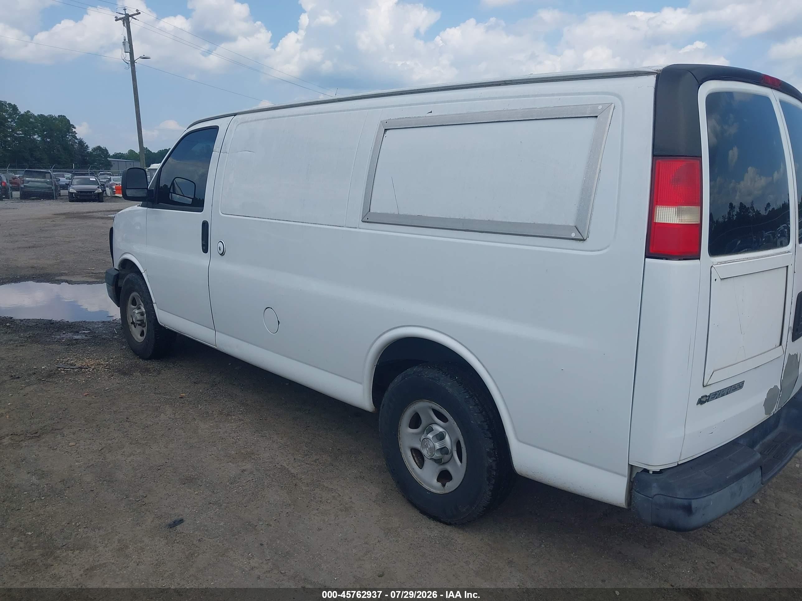 2008 Chevrolet Express Work Van White vin: 1GCFG15X581220709