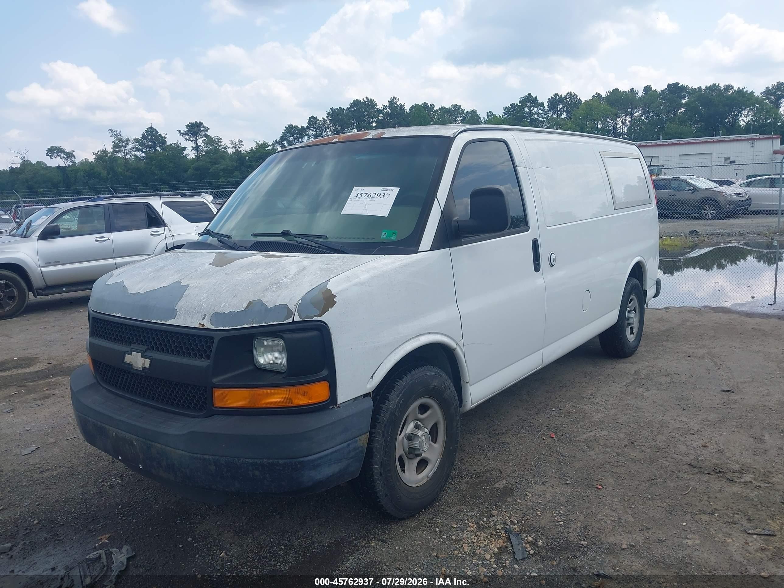 2008 Chevrolet Express Work Van White vin: 1GCFG15X581220709