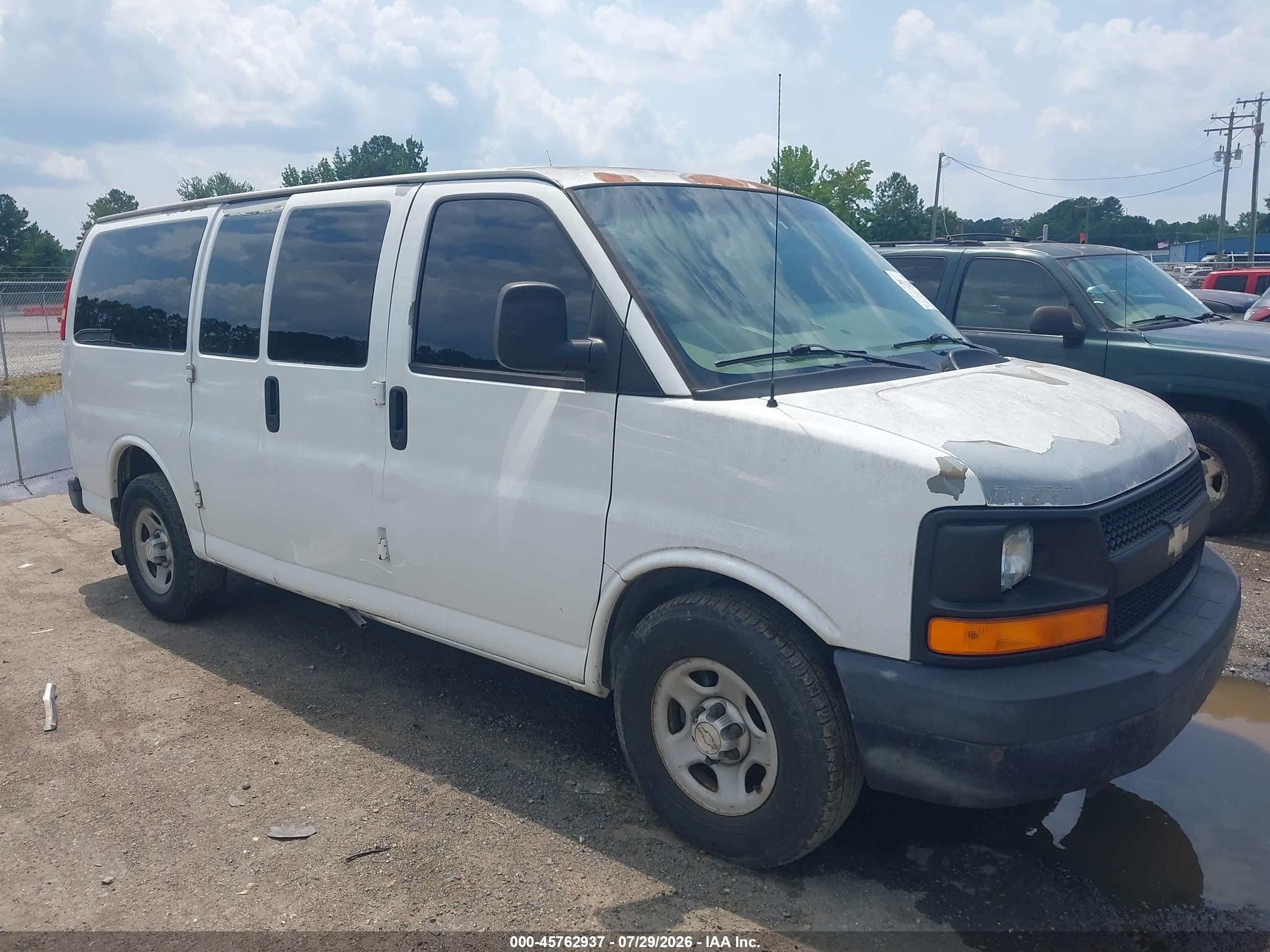 2008 Chevrolet Express Work Van White vin: 1GCFG15X581220709