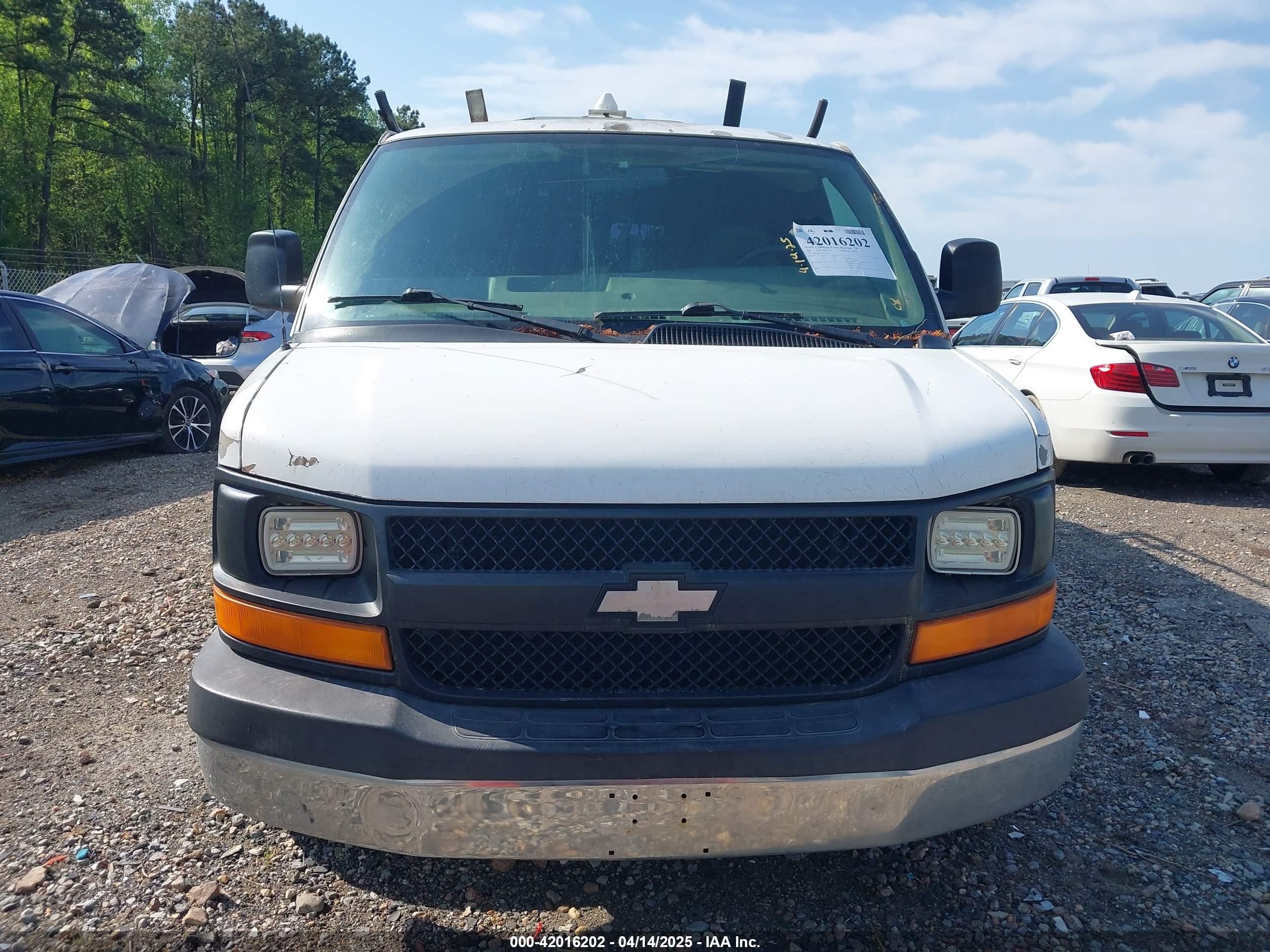 2008 Chevrolet Express Work Van Белый vin: 1GCFG15X581225764