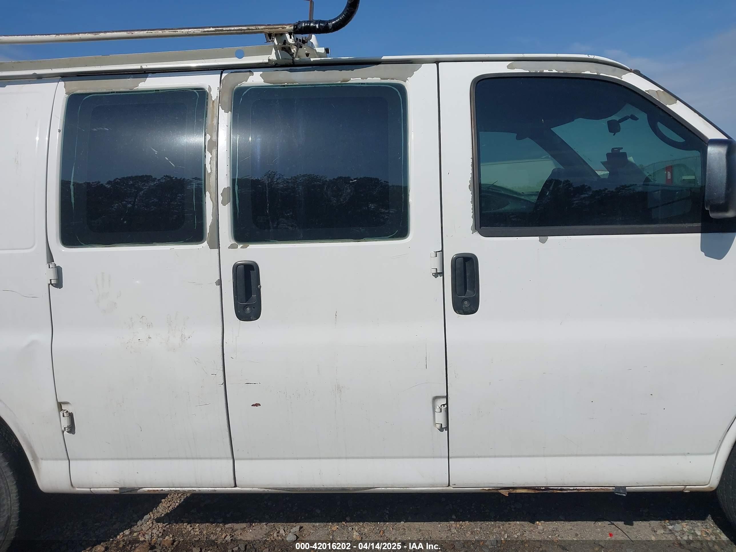 2008 Chevrolet Express Work Van Белый vin: 1GCFG15X581225764