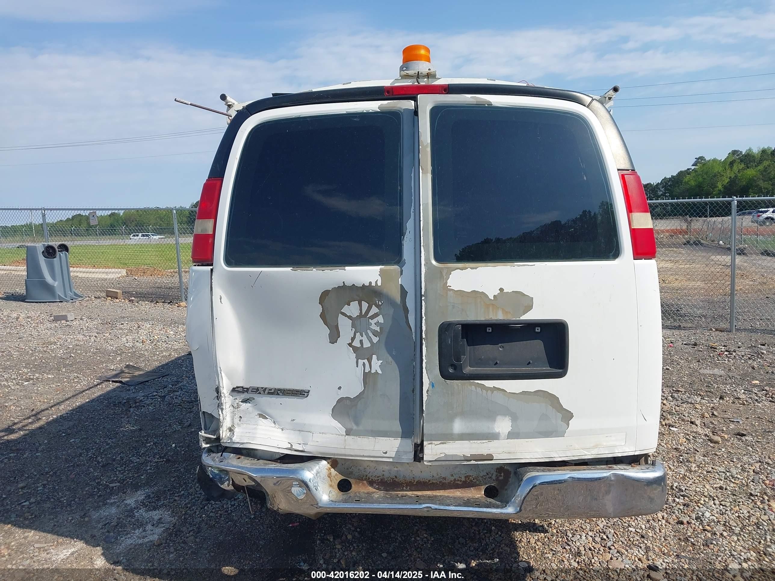 2008 Chevrolet Express Work Van Белый vin: 1GCFG15X581225764