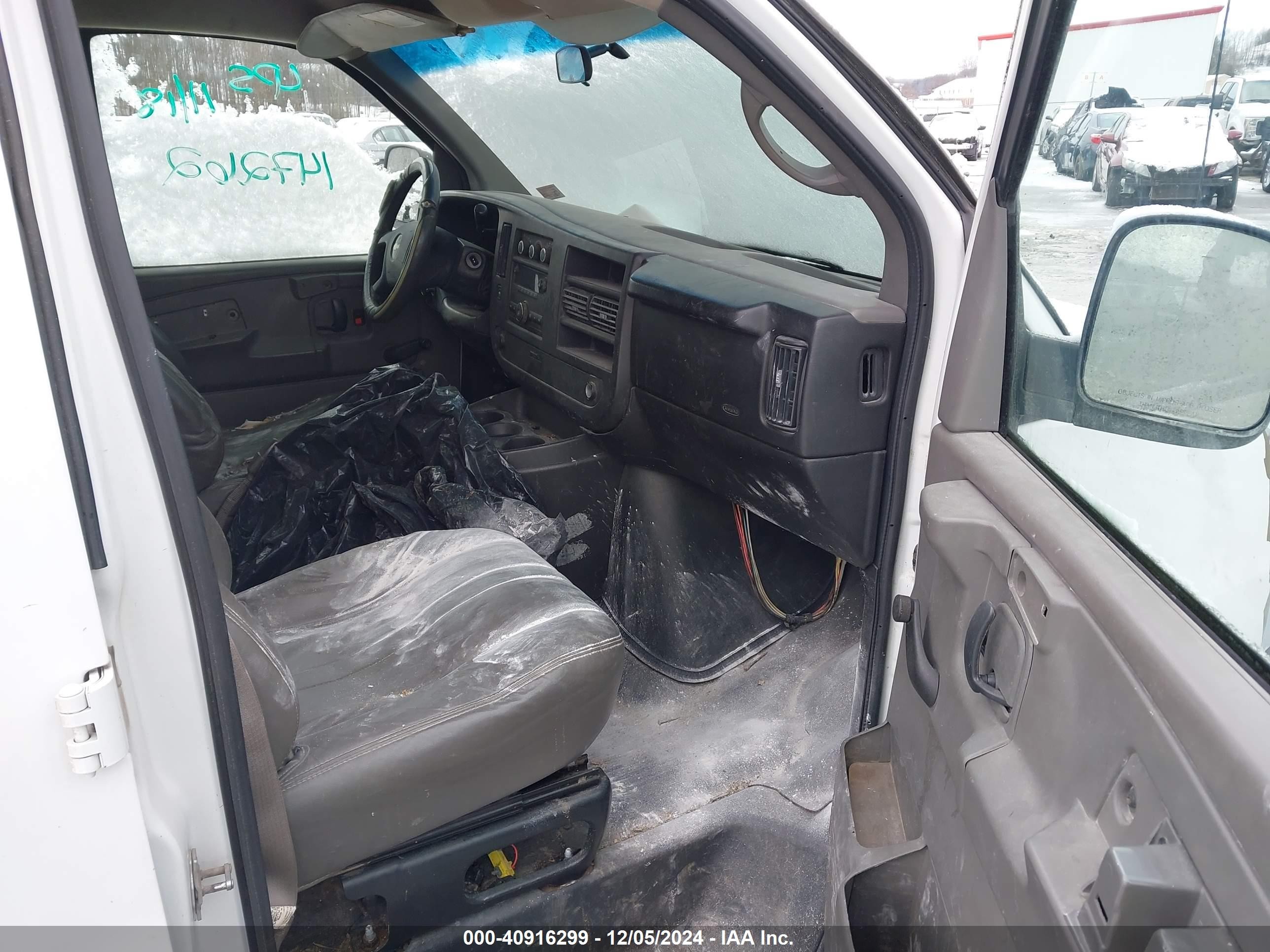 2009 Chevrolet Express 1500 Work Van White vin: 1GCFG15X591147262