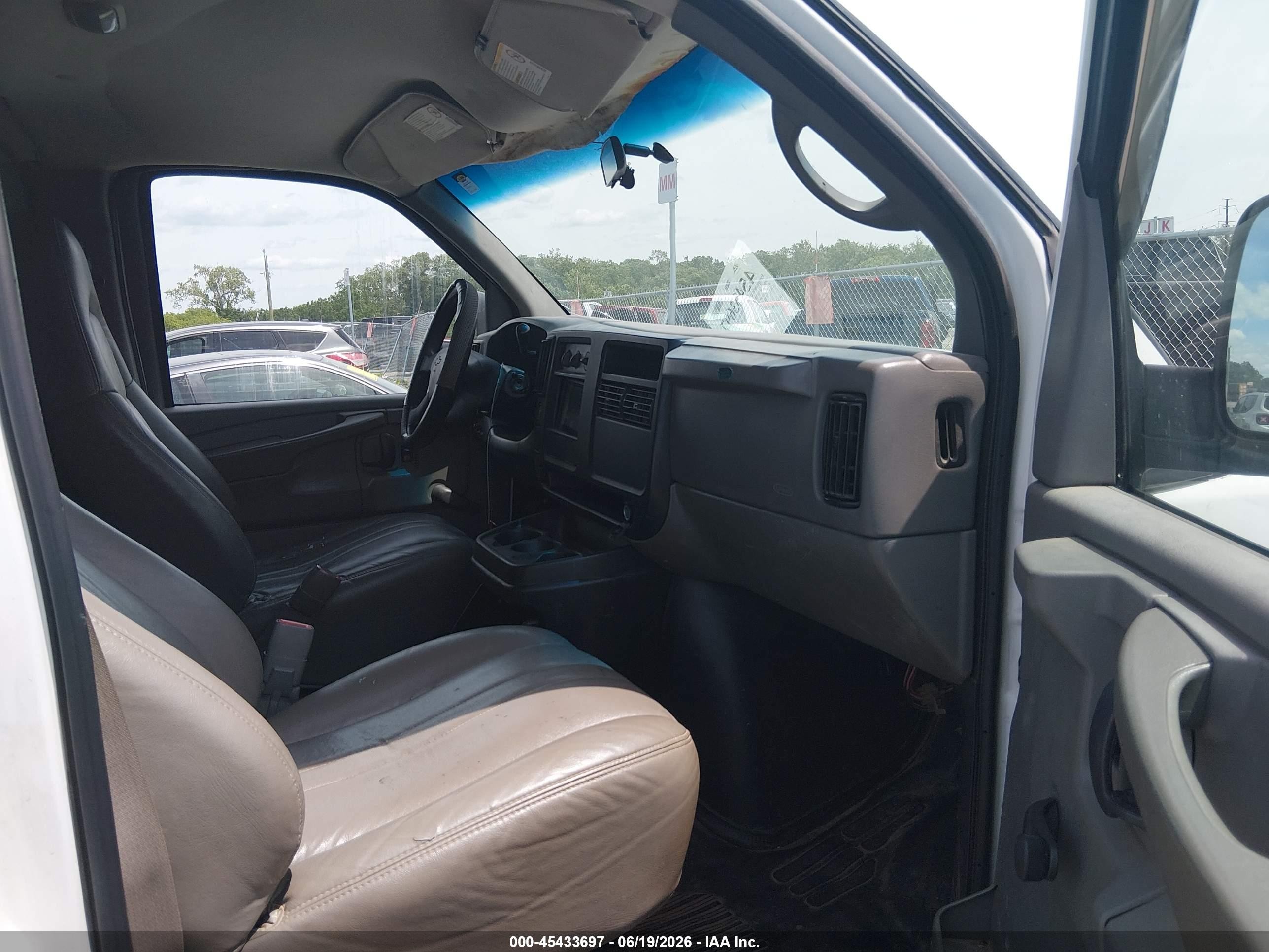 2004 Chevrolet Express   White vin: 1GCFG15X841173671