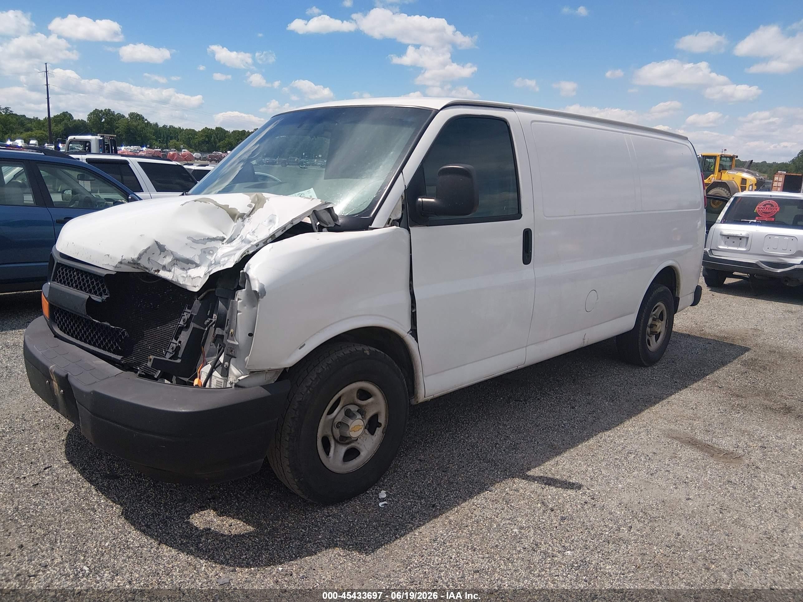 2004 Chevrolet Express   White vin: 1GCFG15X841173671