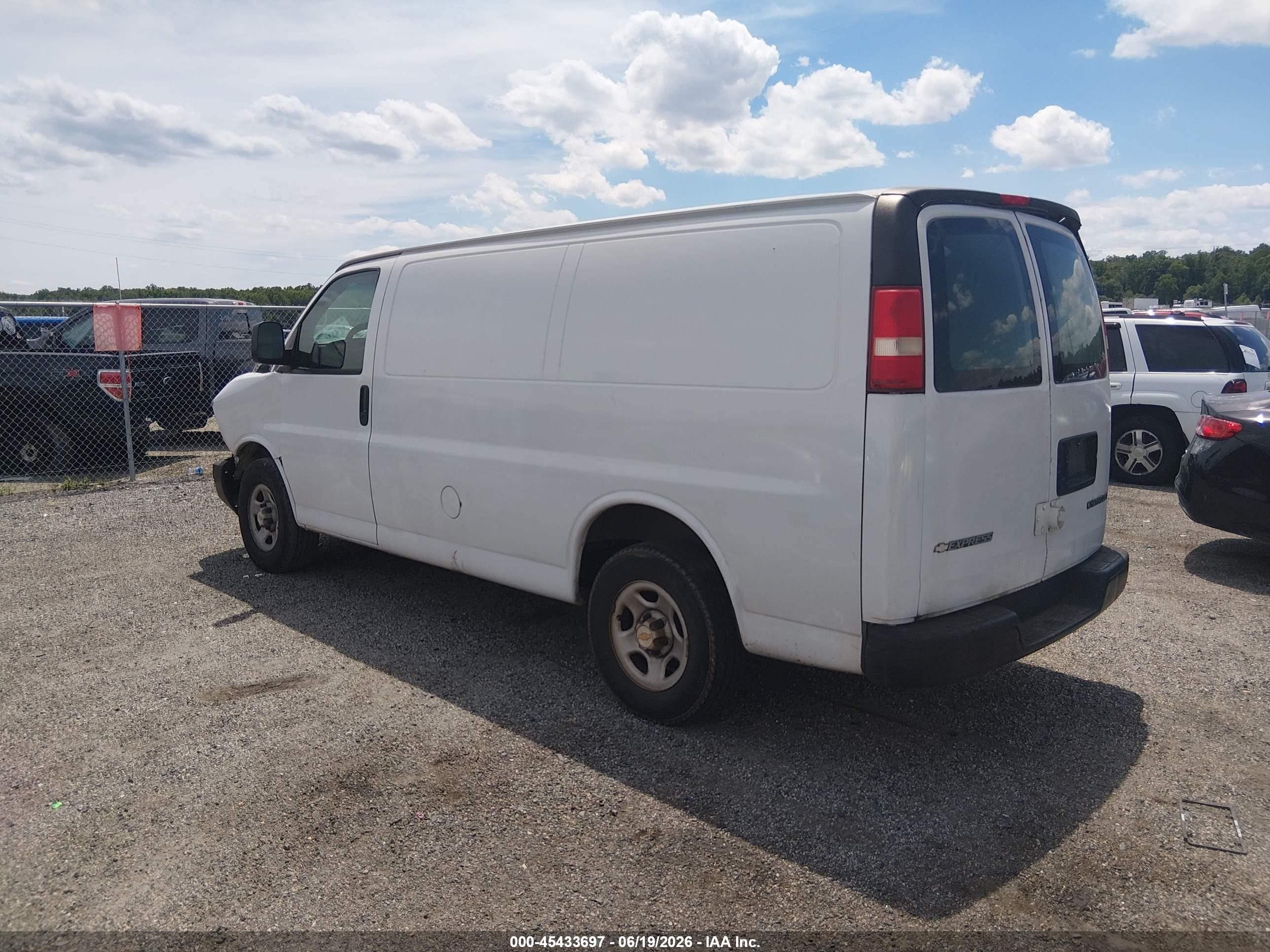 2004 Chevrolet Express   White vin: 1GCFG15X841173671