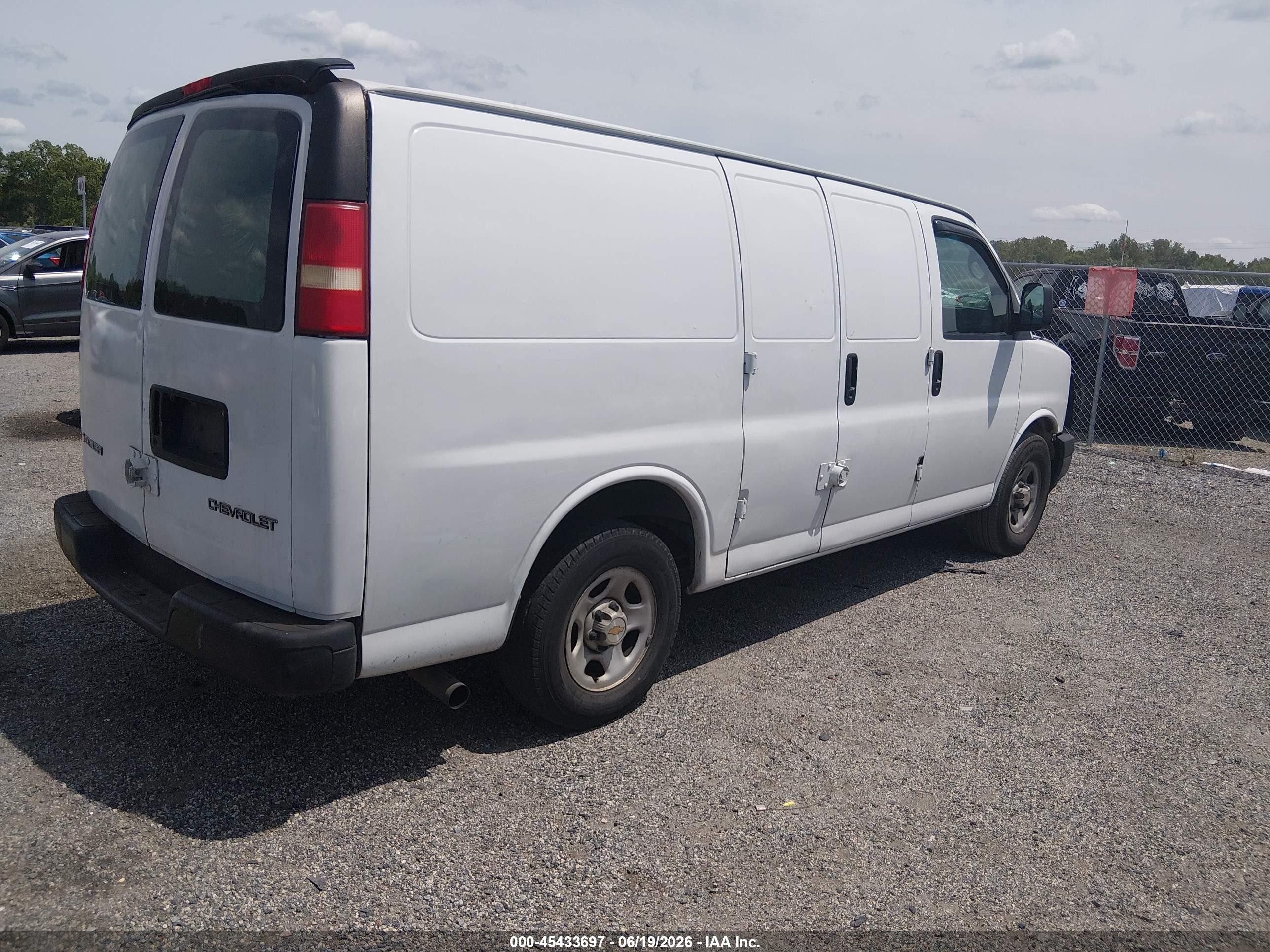 2004 Chevrolet Express   White vin: 1GCFG15X841173671