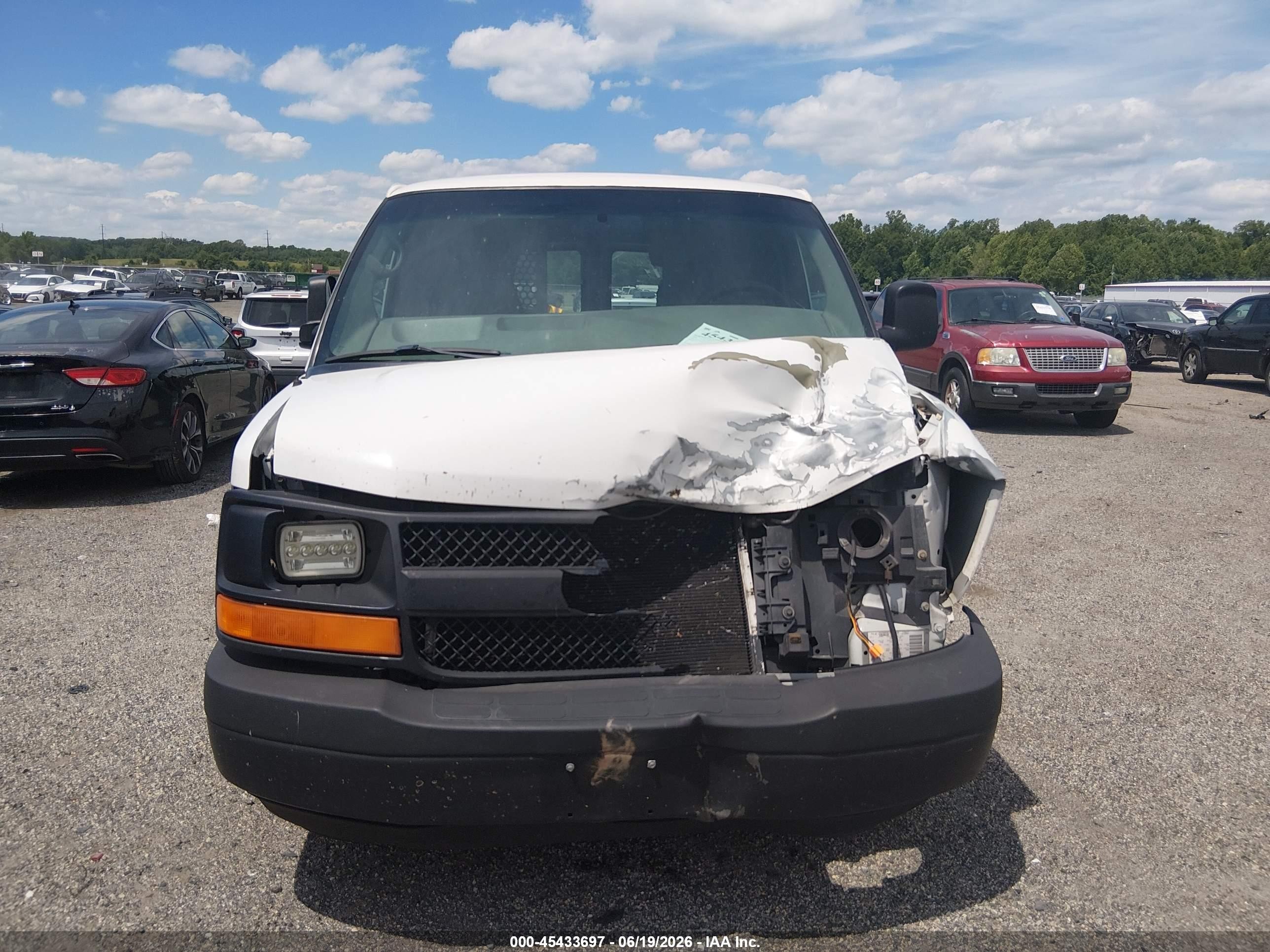 2004 Chevrolet Express   White vin: 1GCFG15X841173671