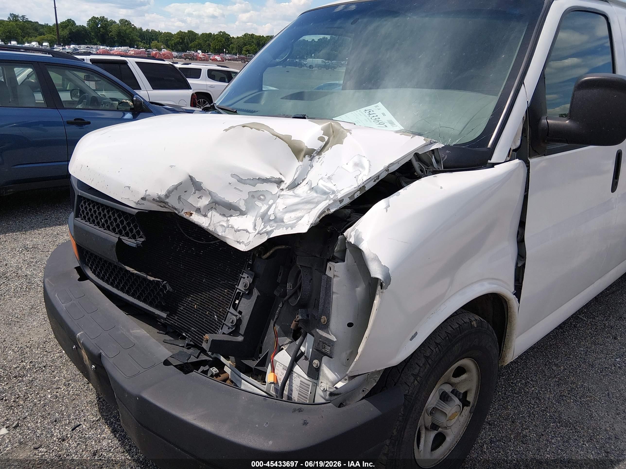 2004 Chevrolet Express   White vin: 1GCFG15X841173671