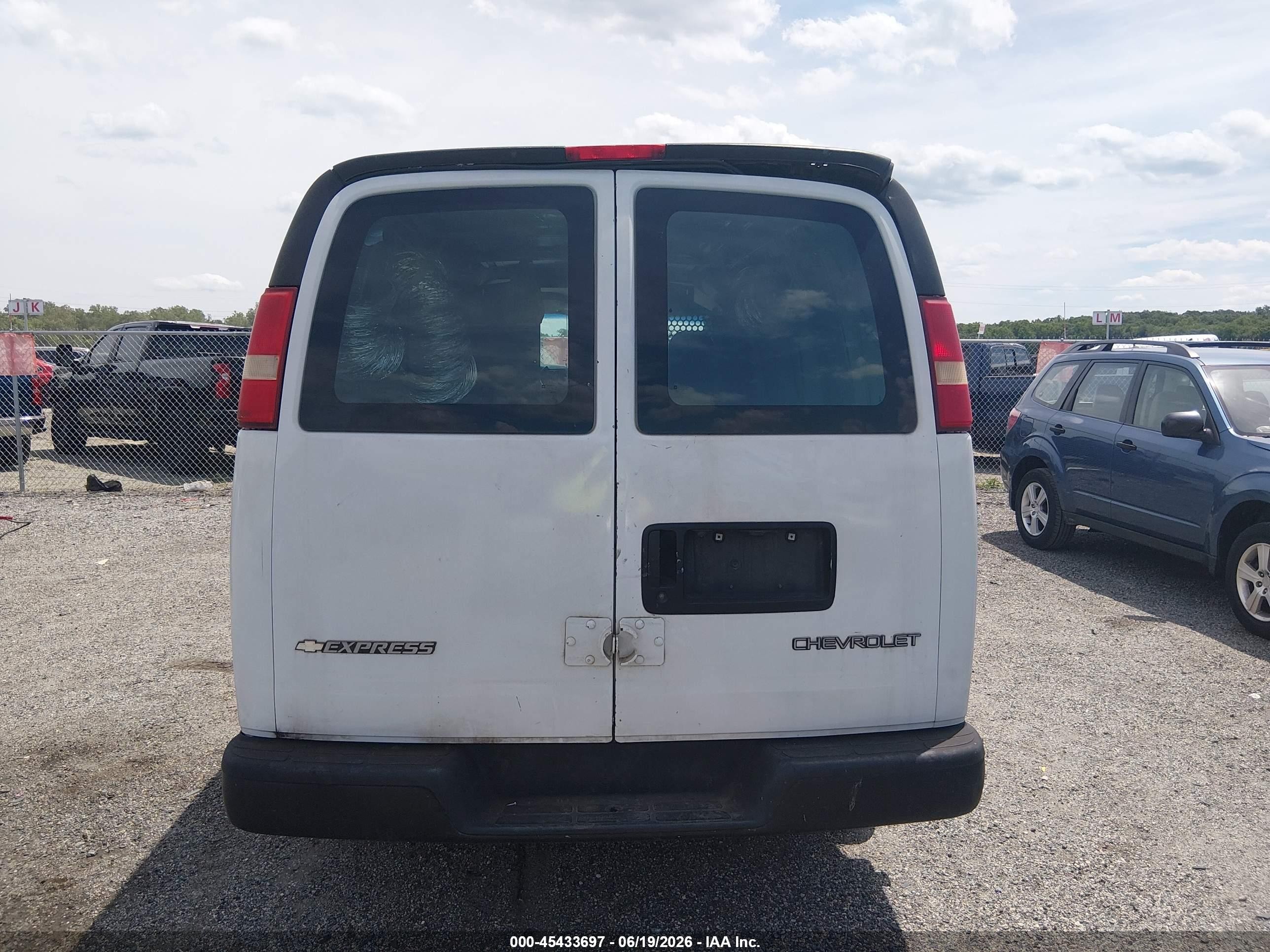 2004 Chevrolet Express   White vin: 1GCFG15X841173671