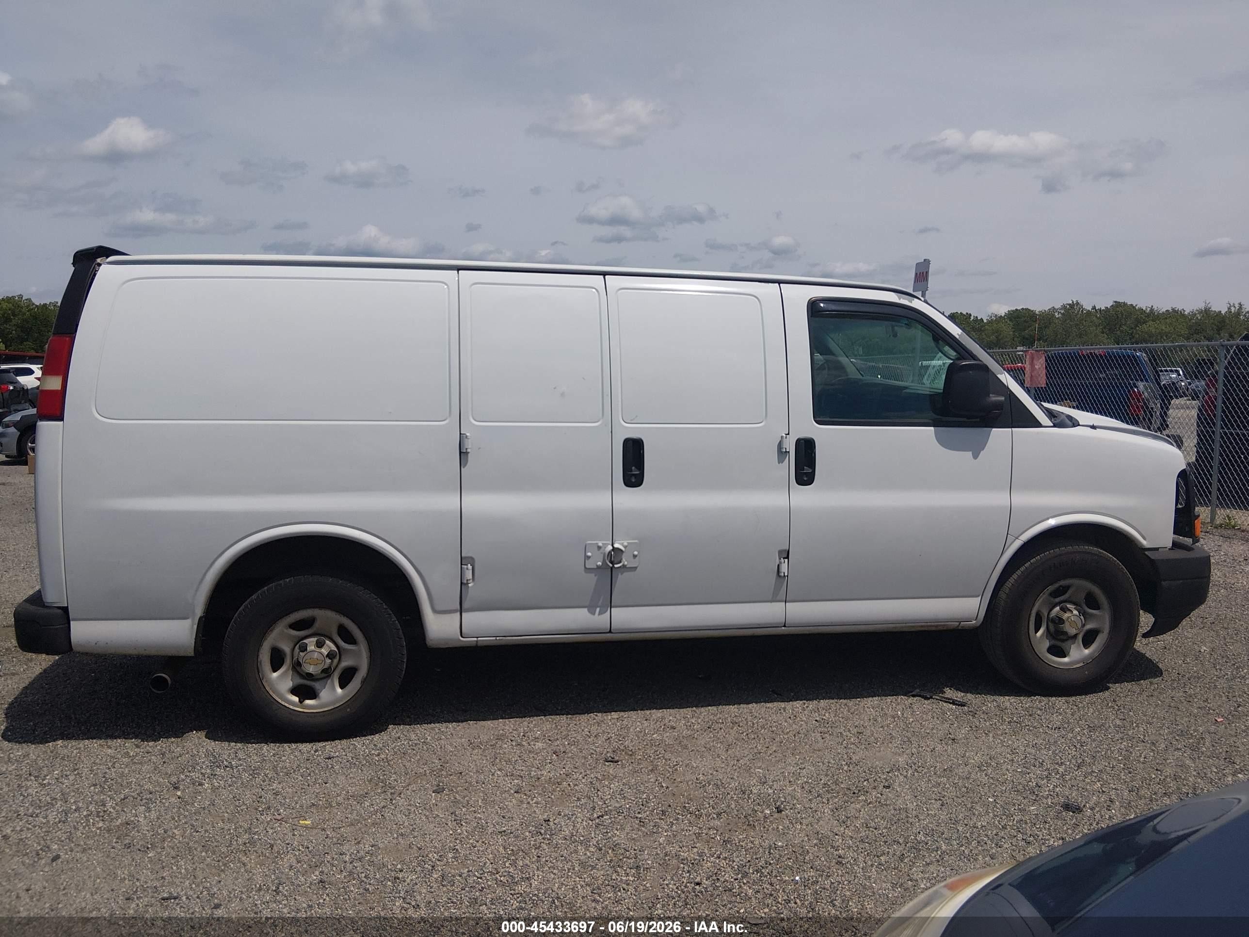 2004 Chevrolet Express   White vin: 1GCFG15X841173671