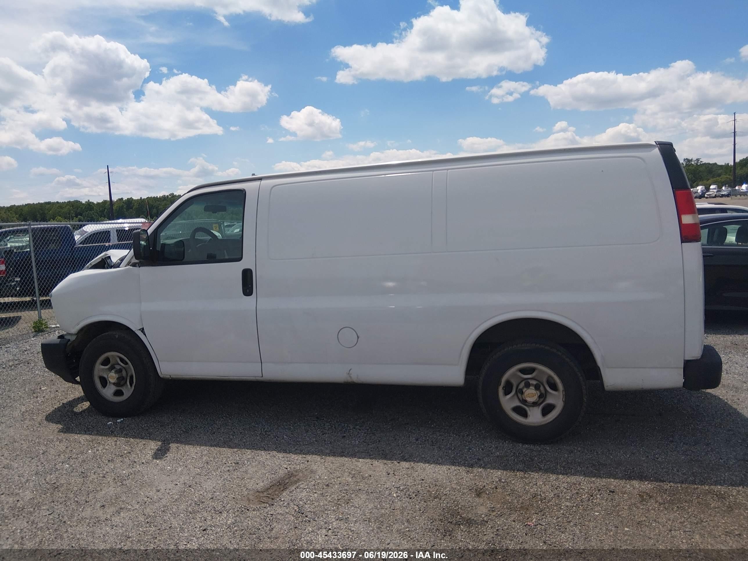2004 Chevrolet Express   White vin: 1GCFG15X841173671