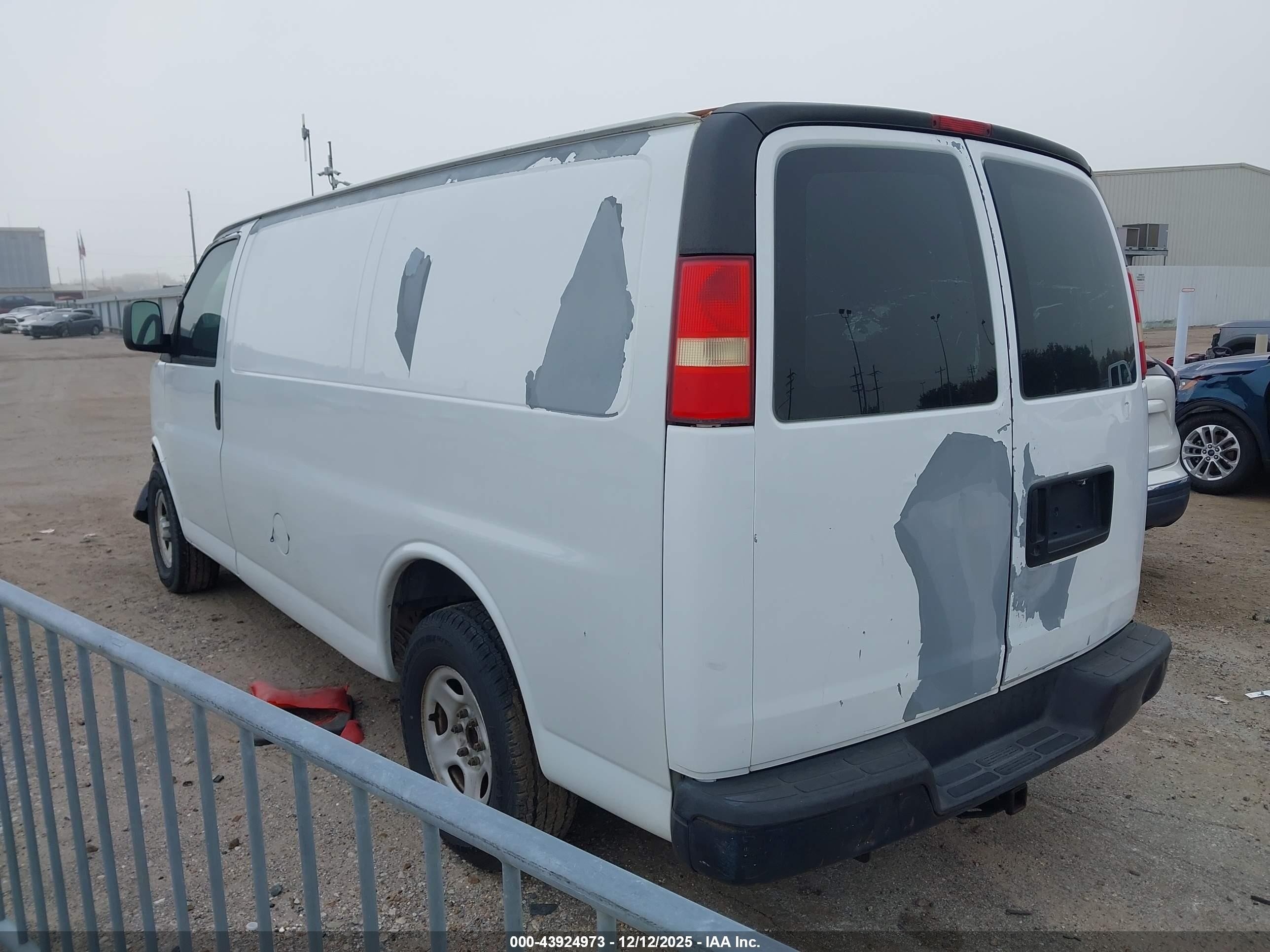 2006 Chevrolet Express Work Van Белый vin: 1GCFG15X861218790