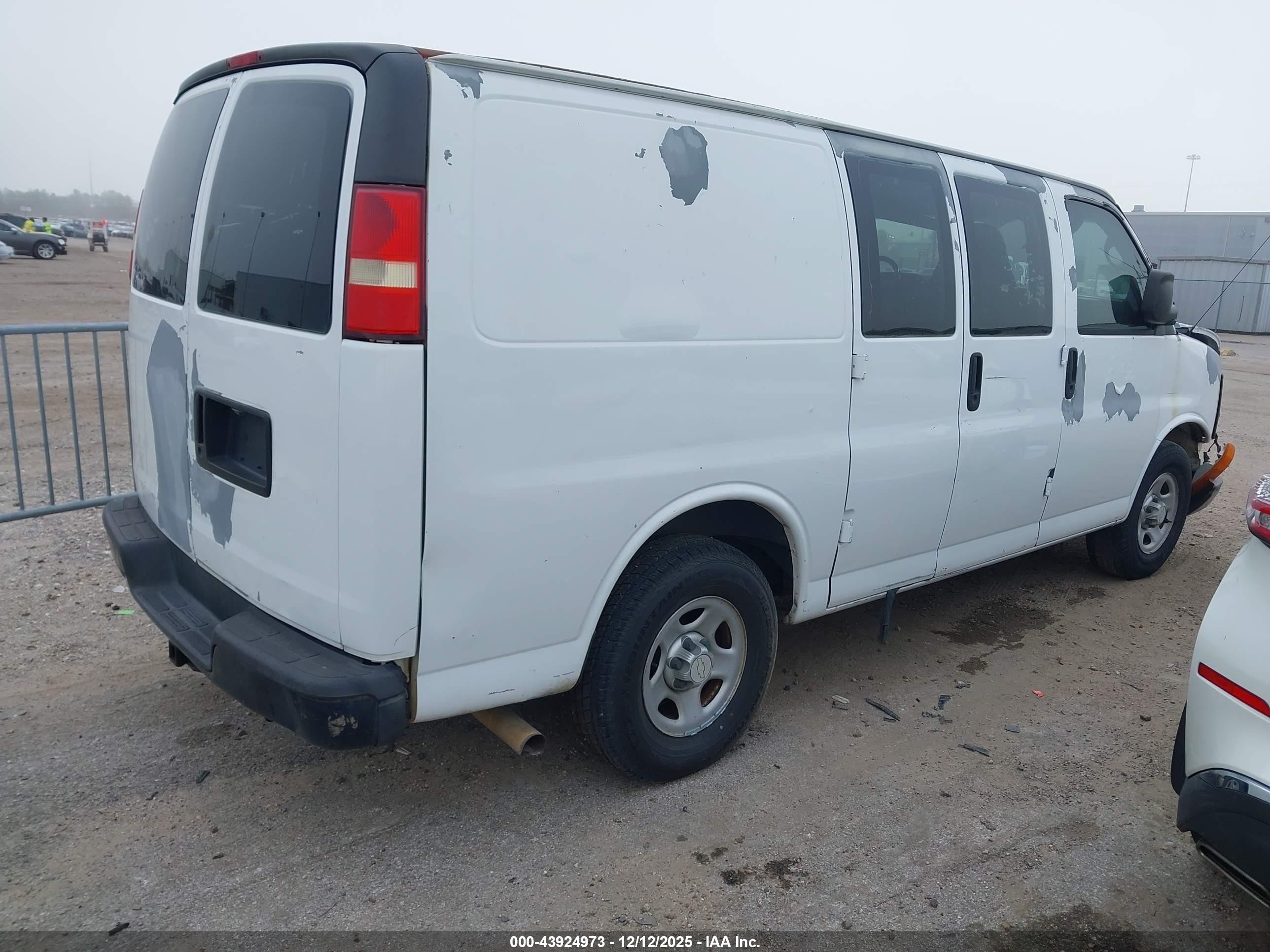 2006 Chevrolet Express Work Van Белый vin: 1GCFG15X861218790